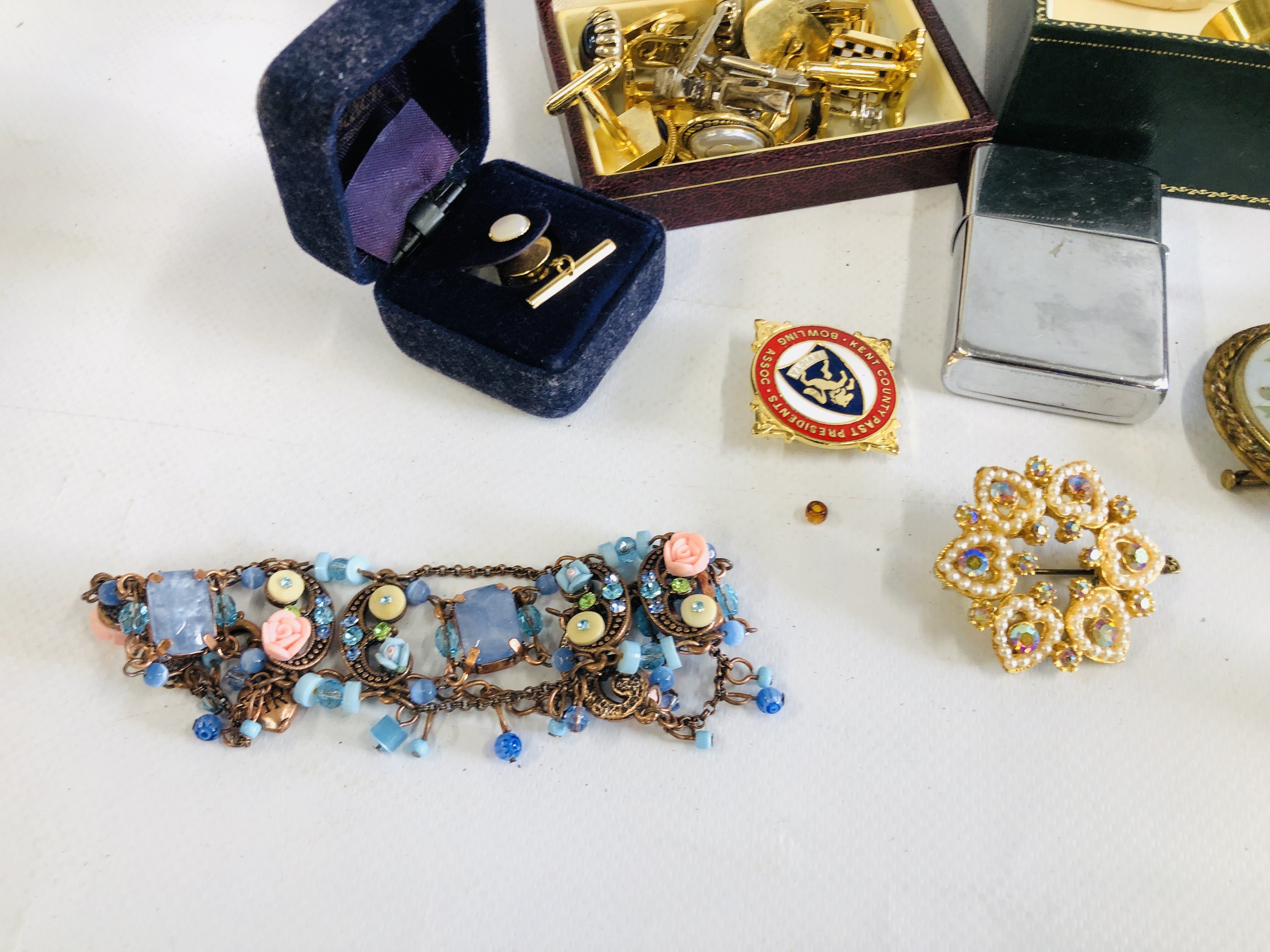 A GROUP OF ASSORTED VINTAGE AND COSTUME JEWELLERY TO INCLUDE A PAIR OF 9CT GOLD CAMEO STUD EARRINGS - Image 2 of 6