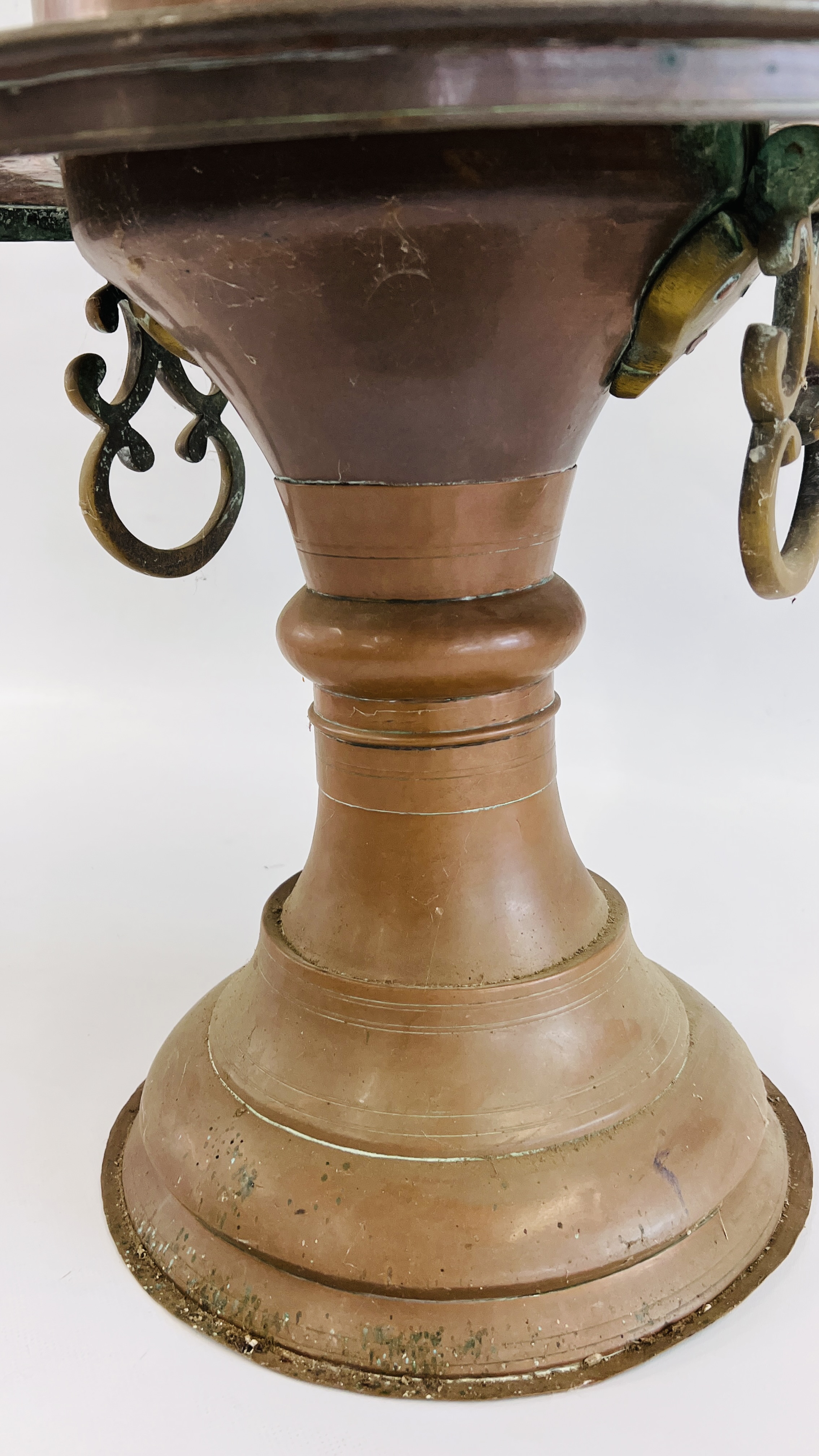 AN IMPRESSIVE MIDDLE EASTERN COPPER AND BRASS BRAZIER WITH BRASS BIRD FINIAL, H 70CM. - Image 4 of 10