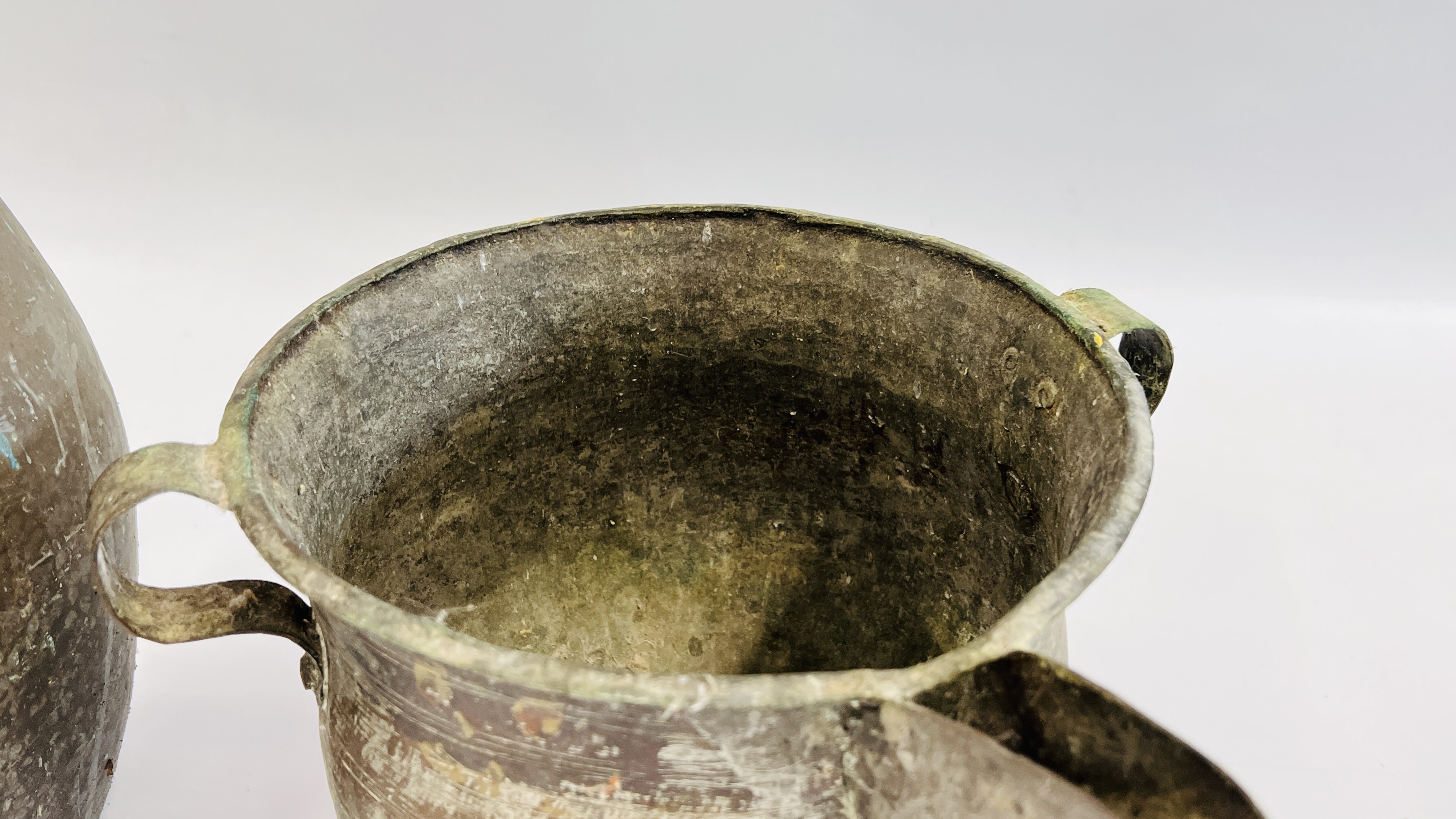 A LARGE MIDDLE EASTERN METAL WARE TWO HANDLED VESSEL H 39CM ALONG WITH A FURTHER EXAMPLE HAVING A - Image 3 of 9