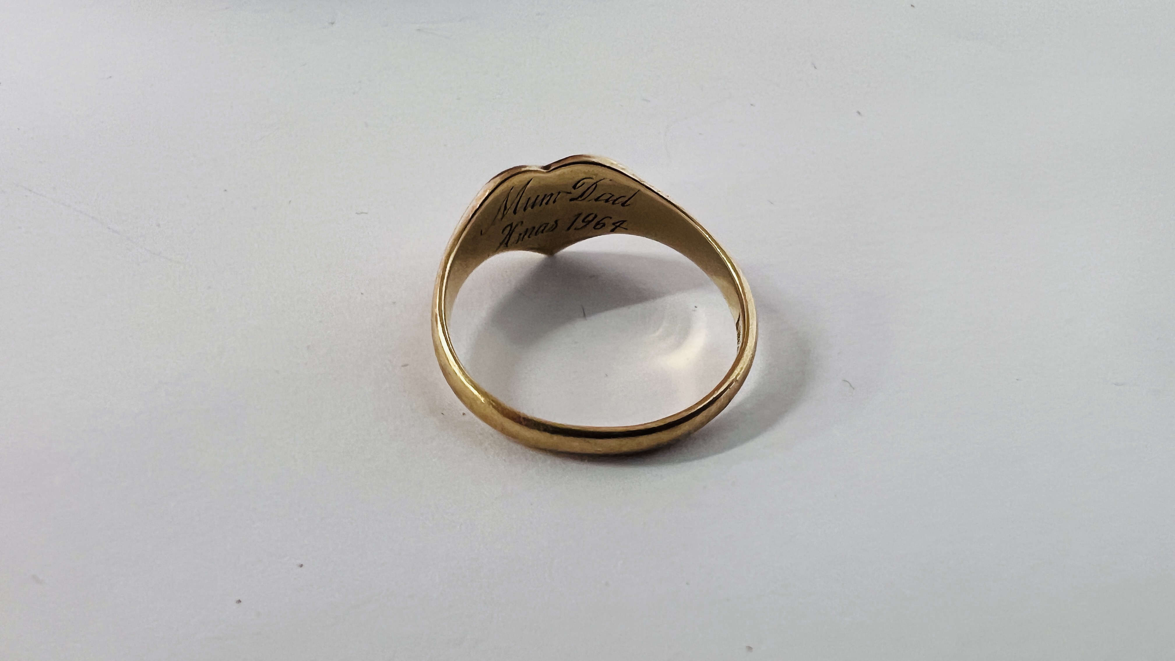 A VINTAGE 9CT GOLD LOVE HEART RING. - Image 4 of 5