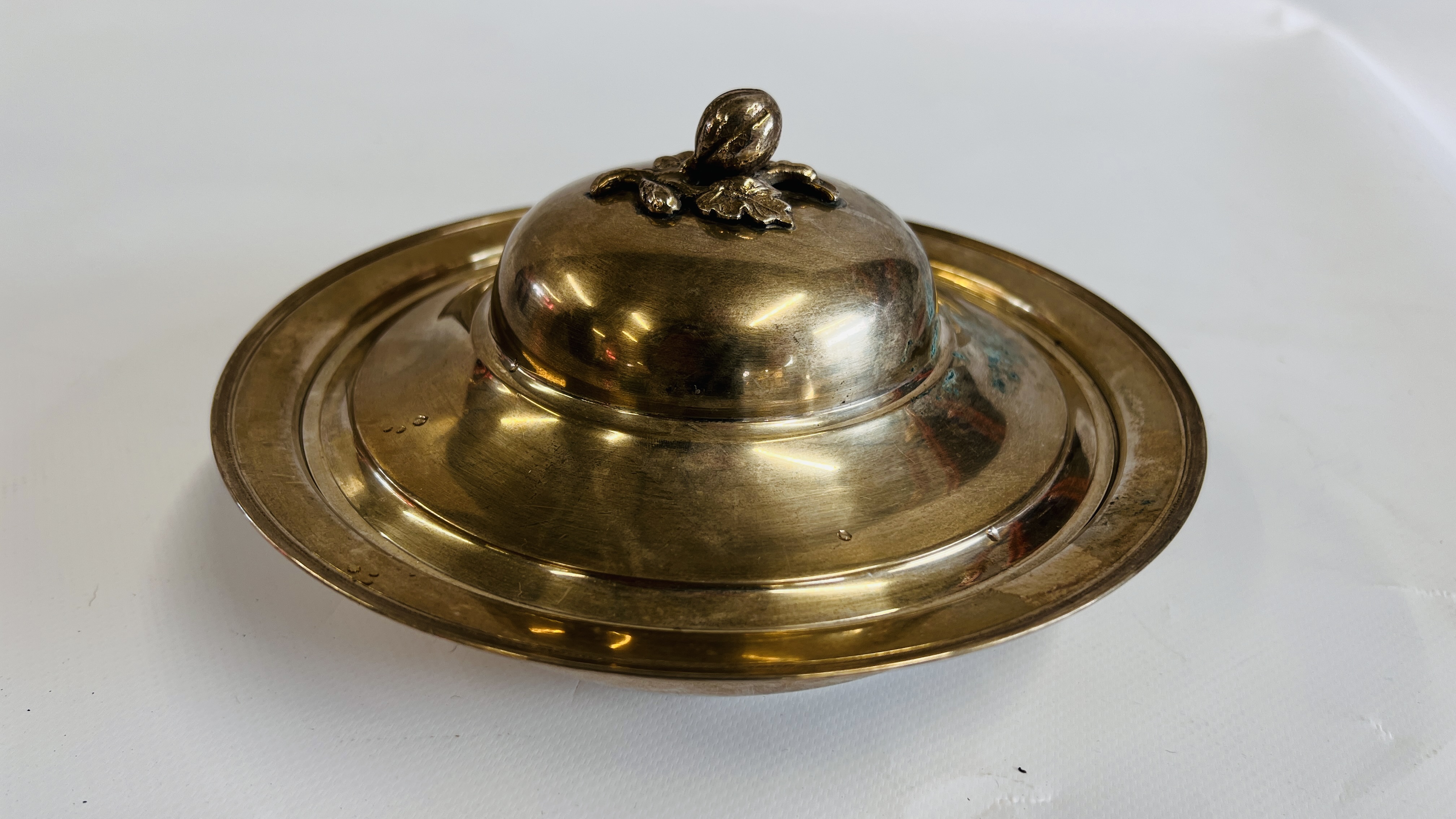 A CONTINENTAL WHITE METAL COVERED DISH MARKED 800, DIA. 19CM X H. 10CM.