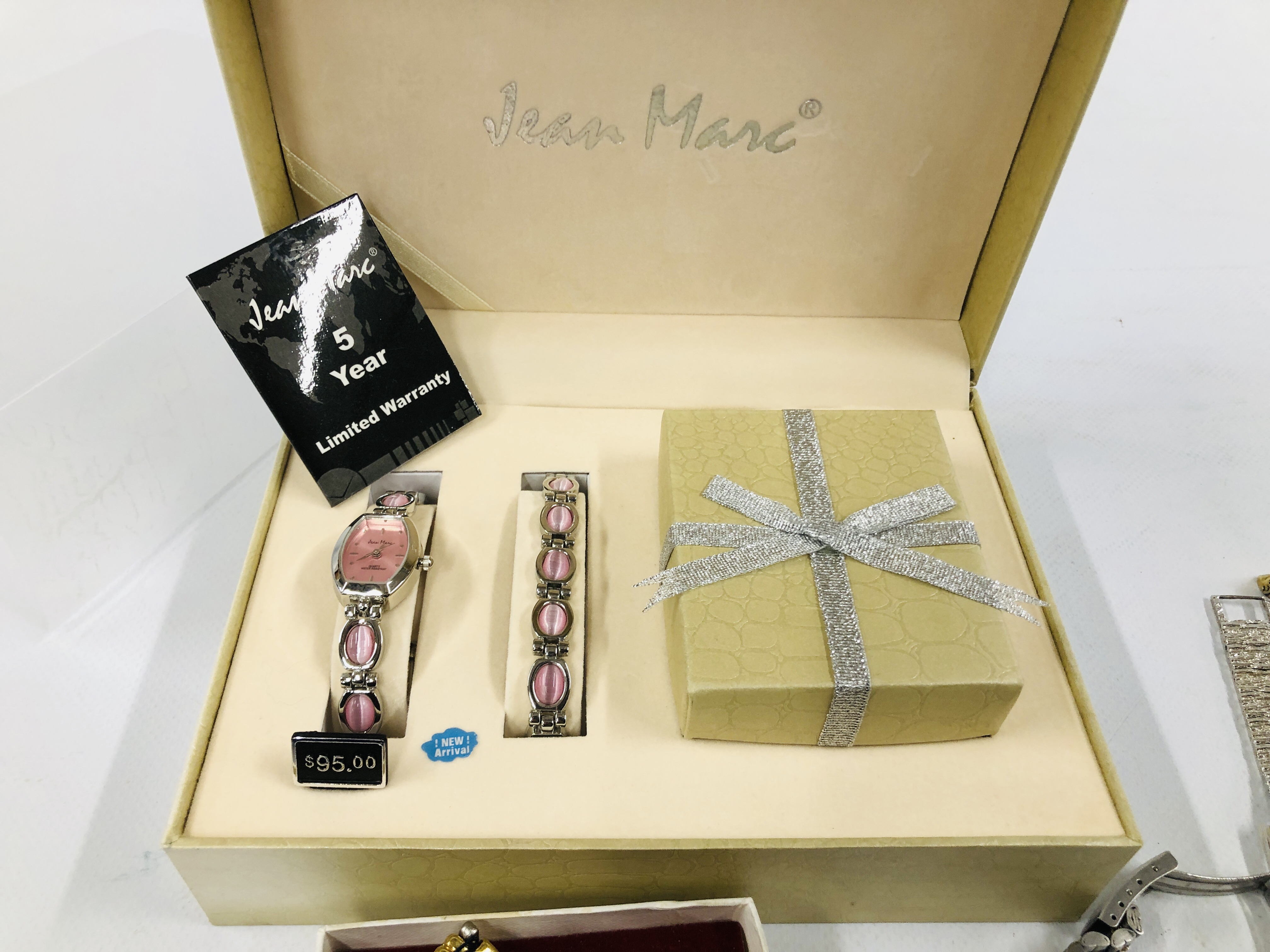 A BOX OF ASSORTED WRIST WATCHES TO INCLUDE VARIOUS DESIGNER BRANDED EXAMPLES, SEKONDA, - Image 6 of 7