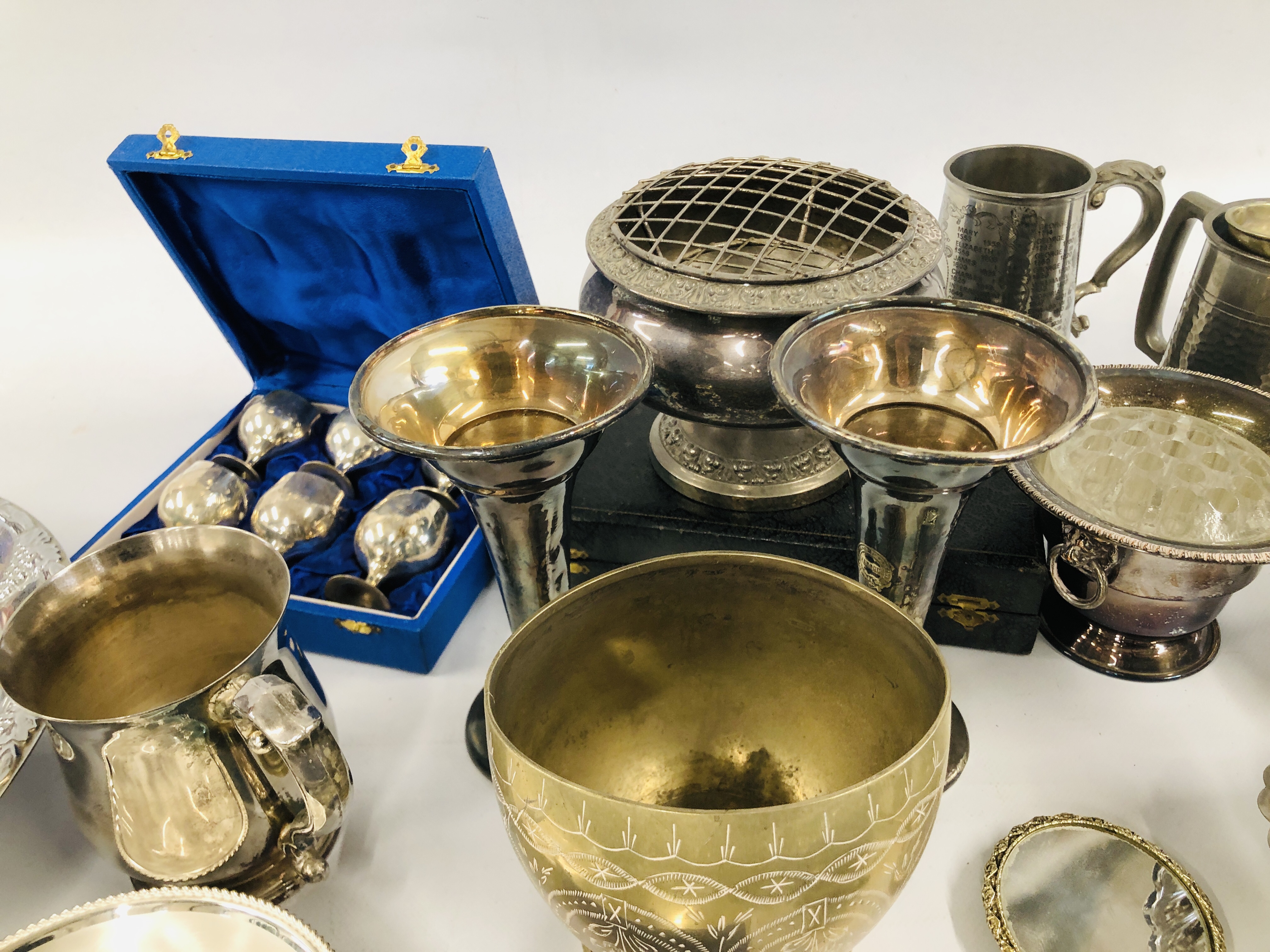 A BOX OF ASSORTED SILVER PLATED WARE TO INCLUDE A PAIR OF TRUMPET VASES, TANKARDS, - Image 10 of 14