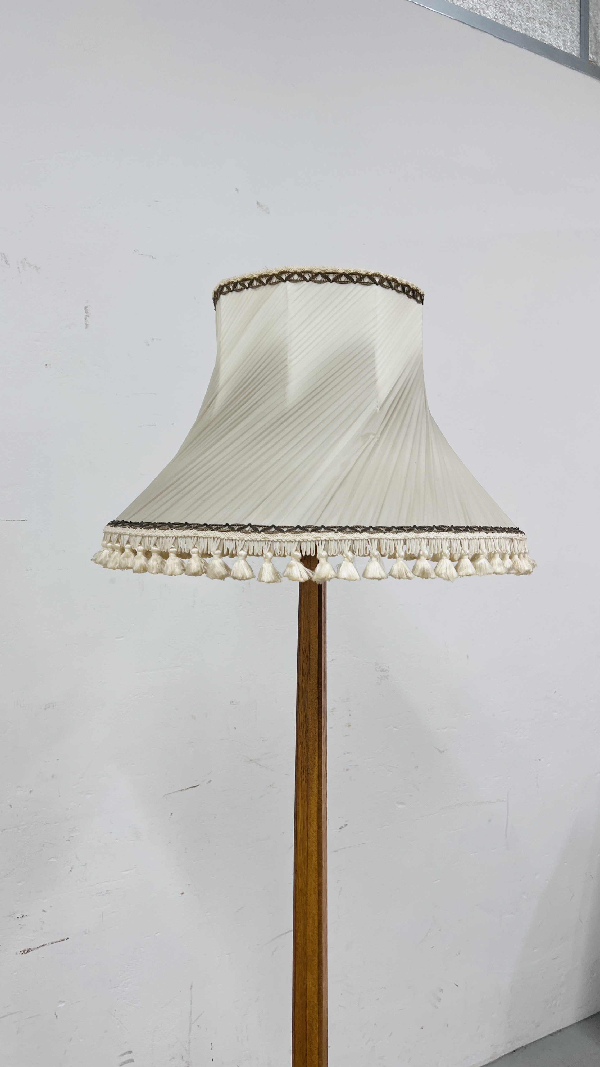 A RETRO BEECH WOOD TRIPOD FOOTED STANDARD LAMP WITH SHADE - WIRE REMOVED - DECO STYLE STANDARD LAMP - Image 8 of 8