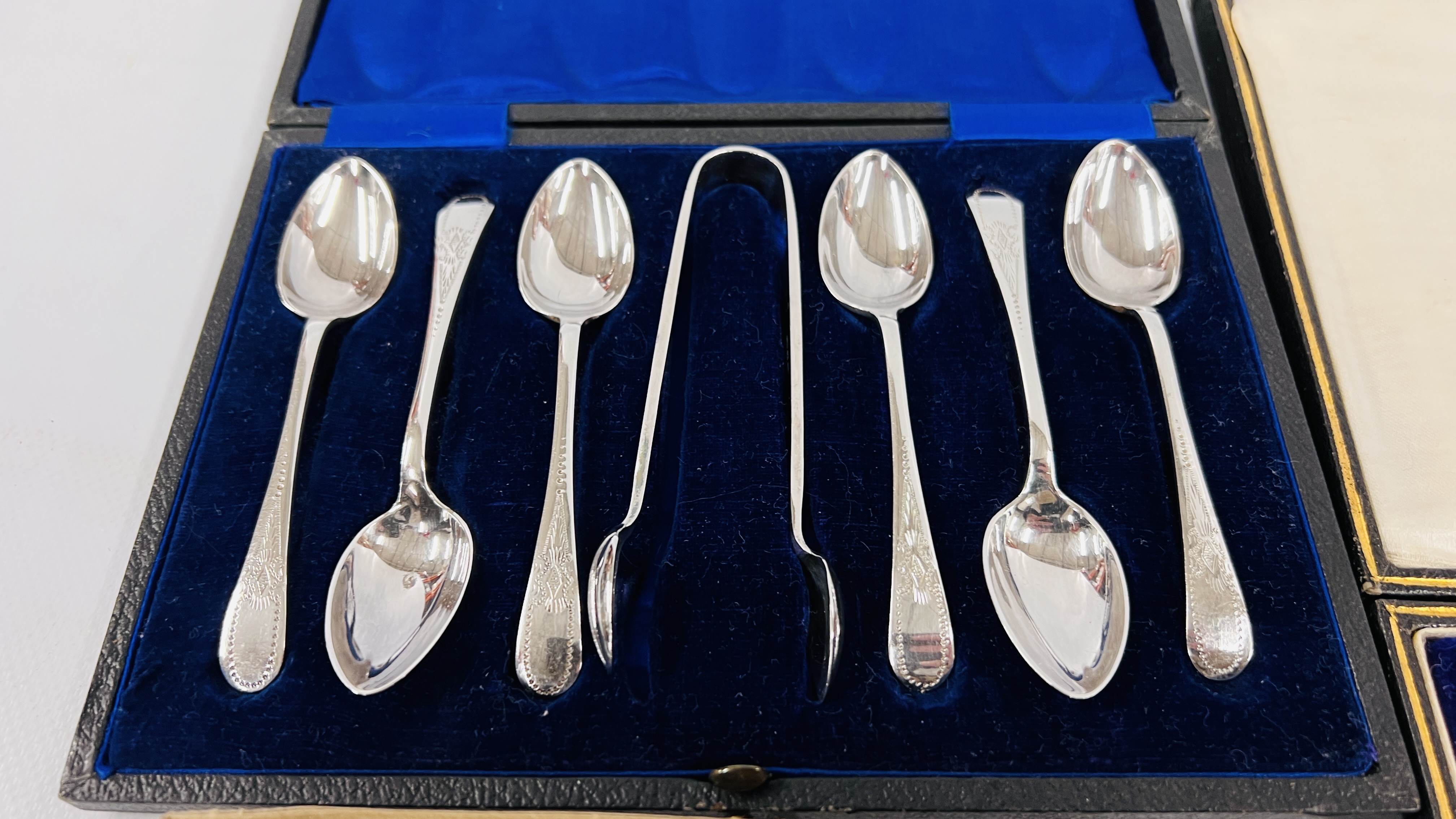 A COLLECTION OF ASSORTED LOOSE SILVER PLATED CUTLERY ALONG WITH A CASED SET OF 6 TEASPOONS AND - Image 5 of 8