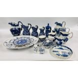 A GROUP OF BLUE AND WHITE CHINA AND CERAMICS TO INCLUDE A SET OF FIVE GRADUATED JUGS,