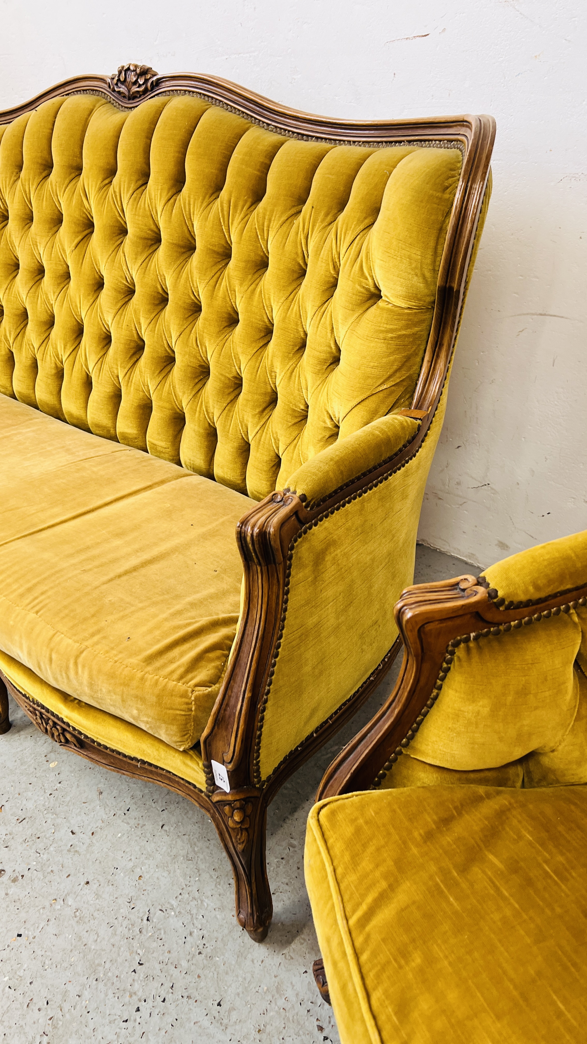 A CONTINENTAL STYLE THREE PIECE LOUNGE SUITE WITH GOLD VELOUR BUTTON BACK UPHOLSTERY (TRADE SALE - Image 4 of 14