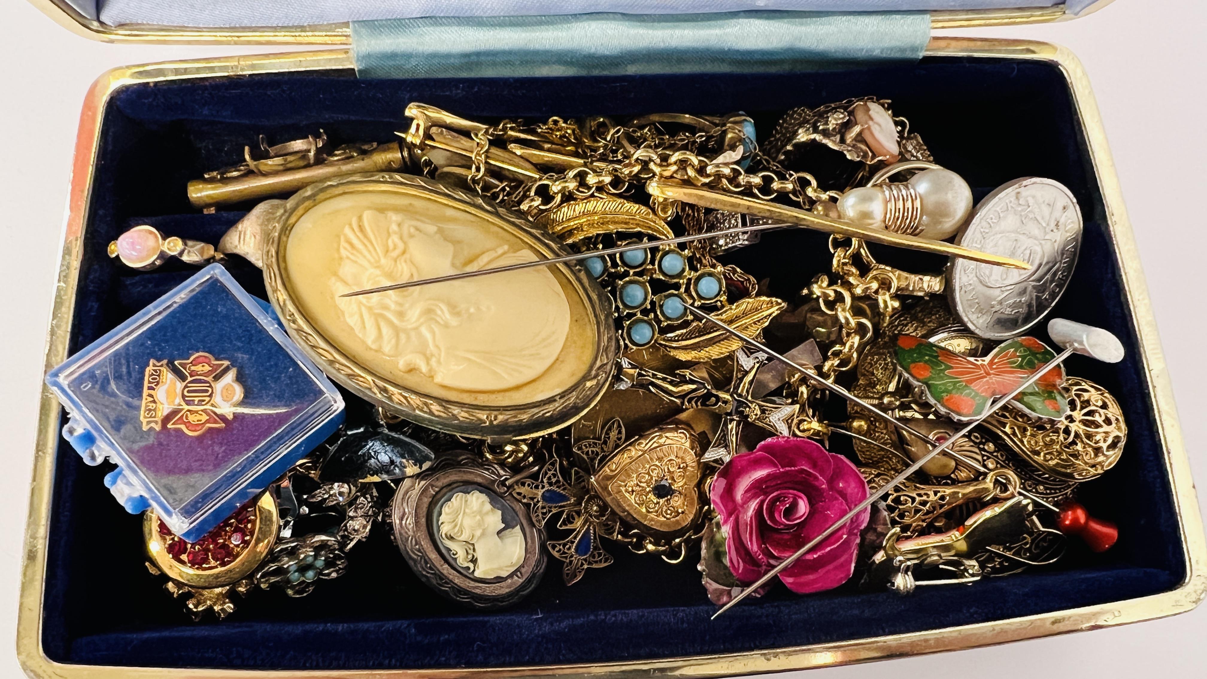 JEWELLERY BOX & CONTENTS TO INCLUDE VINTAGE & COSTUME JEWELLERY, RINGS, BELCHER CHAIN,