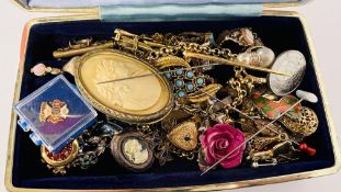 JEWELLERY BOX & CONTENTS TO INCLUDE VINTAGE & COSTUME JEWELLERY, RINGS, BELCHER CHAIN,