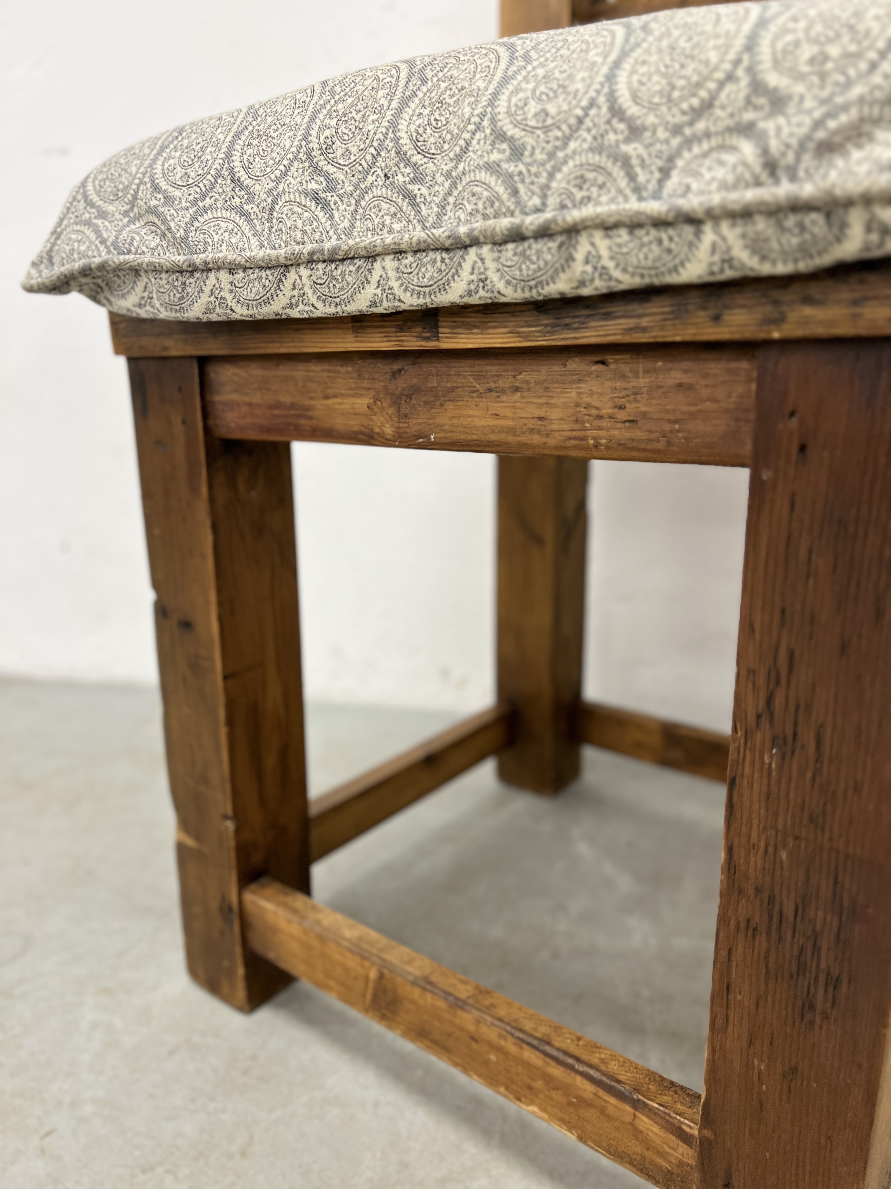 A CHUNKY SOLID PINE LADDER BACK HALL CHAIR, WAXED FINISH. - Image 4 of 5