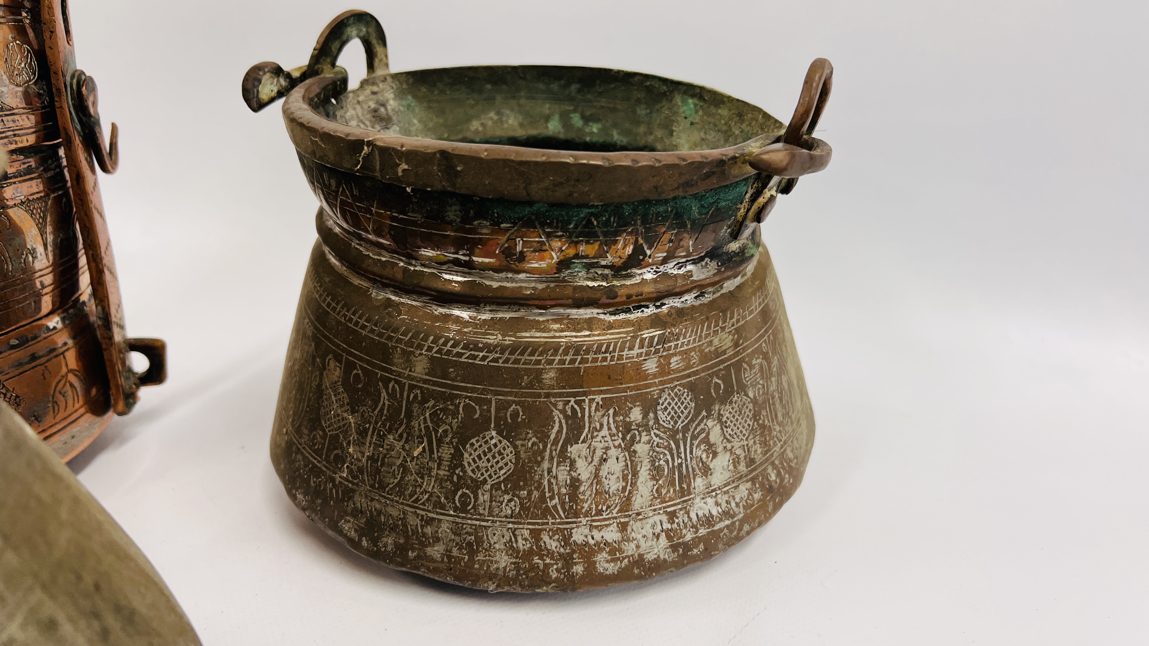 A BOX OF ASSORTED MIDDLE EASTERN AND ASIAN METAL WARE ARTIFACTS COMPRISING PANS, CONTAINERS, - Image 16 of 17
