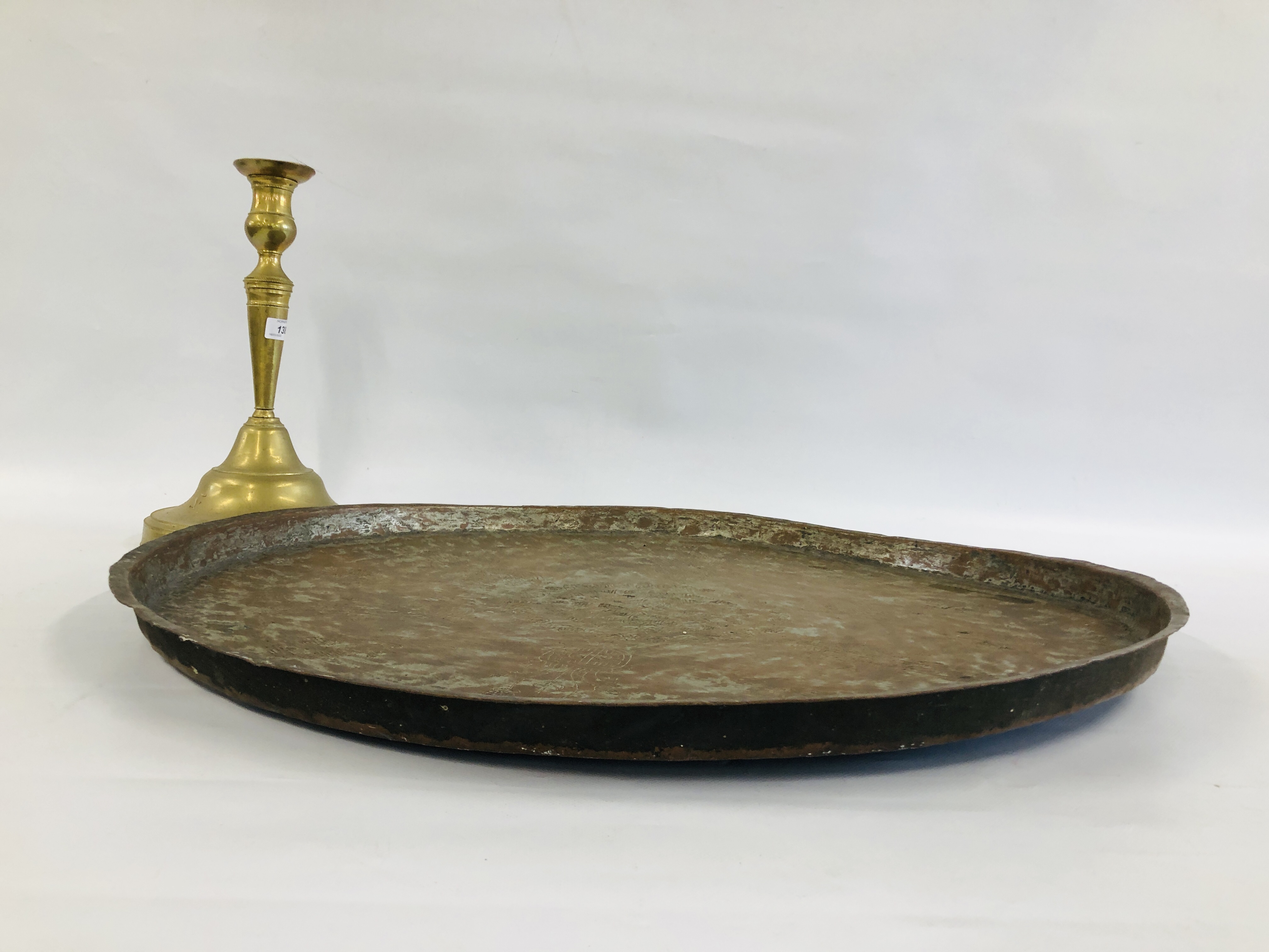 A LARGE MIDDLE EASTERN BRASS CANDLESTICK ON A CIRCULAR BASE H 39. - Image 4 of 8