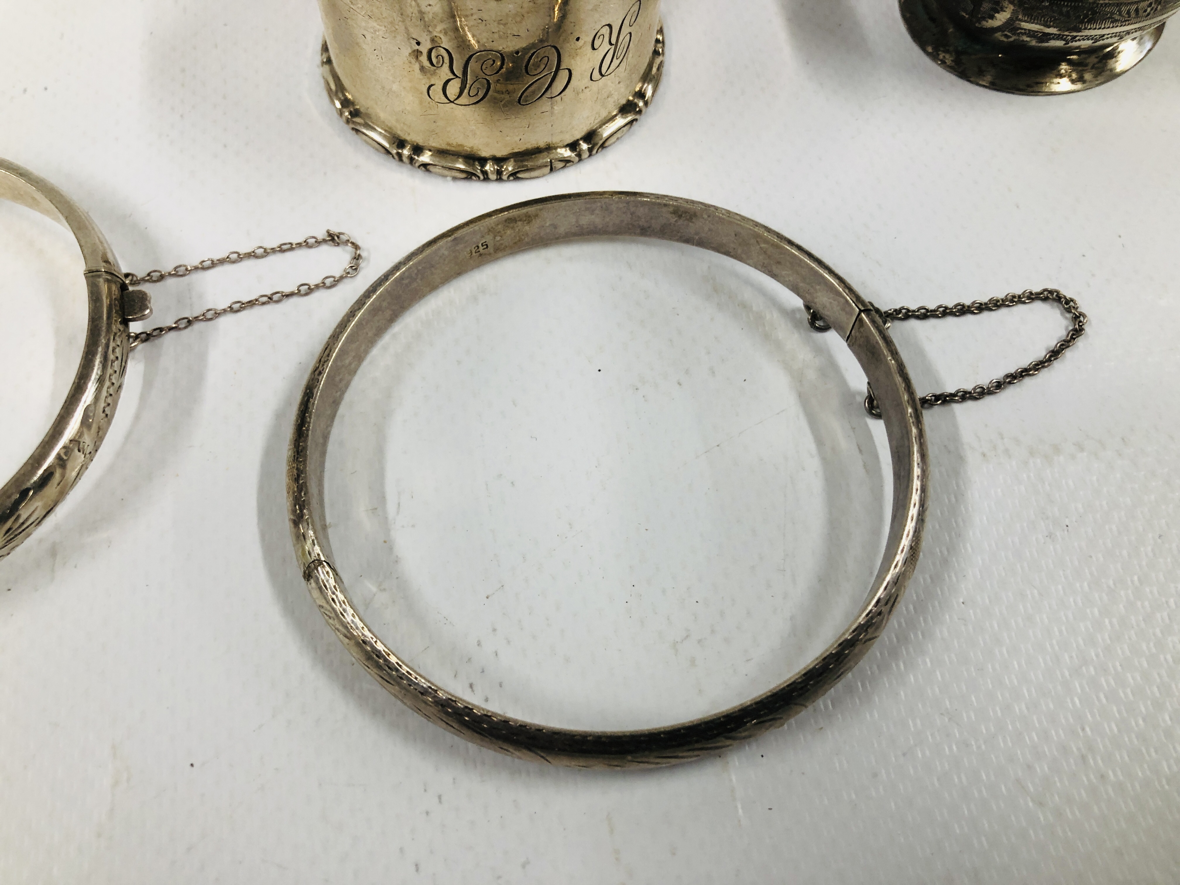 MIXED SILVER ITEMS TO INCLUDE CHARLES HORNER, BRACELET, THIMBLES, ETC. - Image 9 of 16