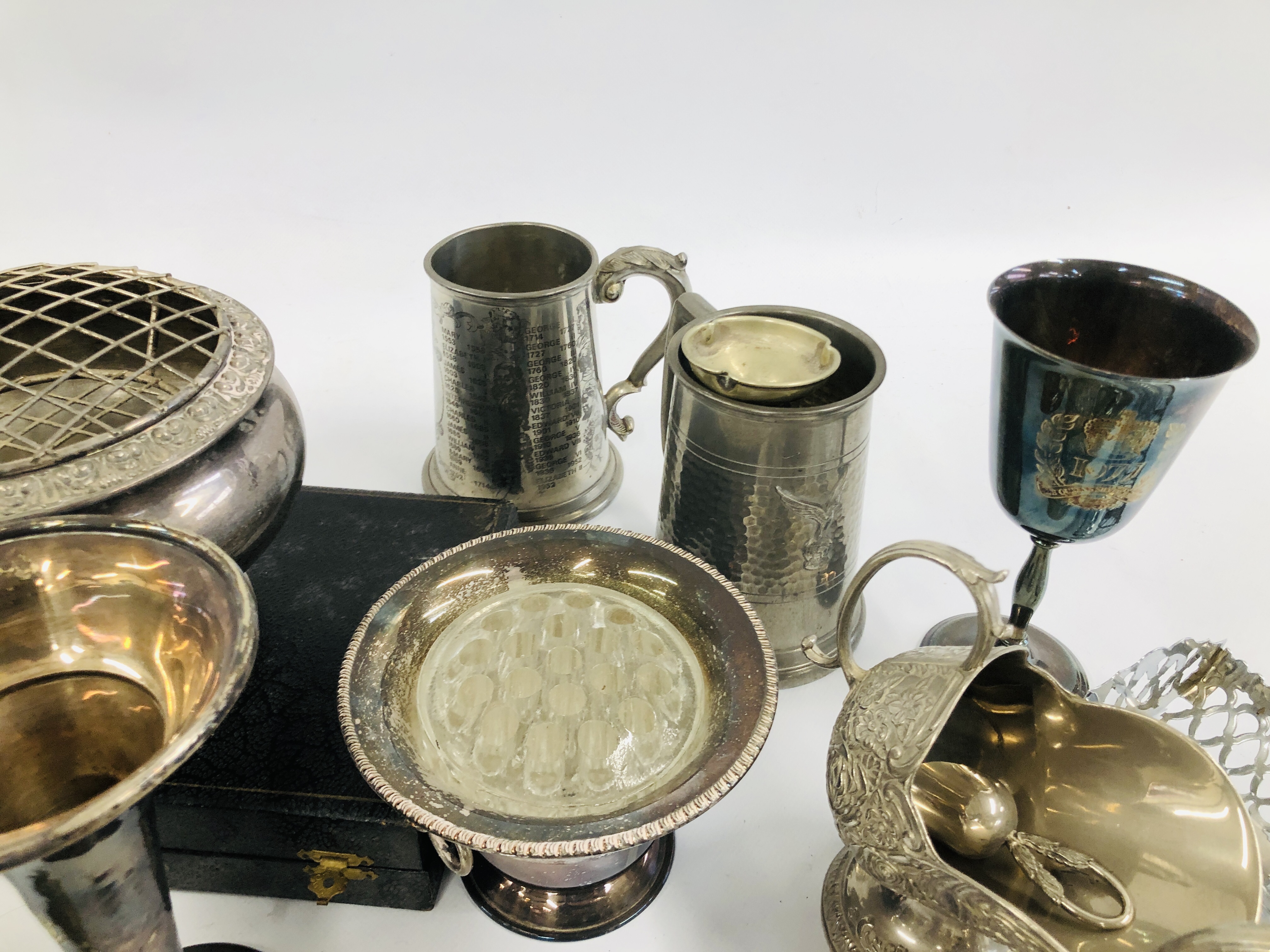 A BOX OF ASSORTED SILVER PLATED WARE TO INCLUDE A PAIR OF TRUMPET VASES, TANKARDS, - Image 9 of 14