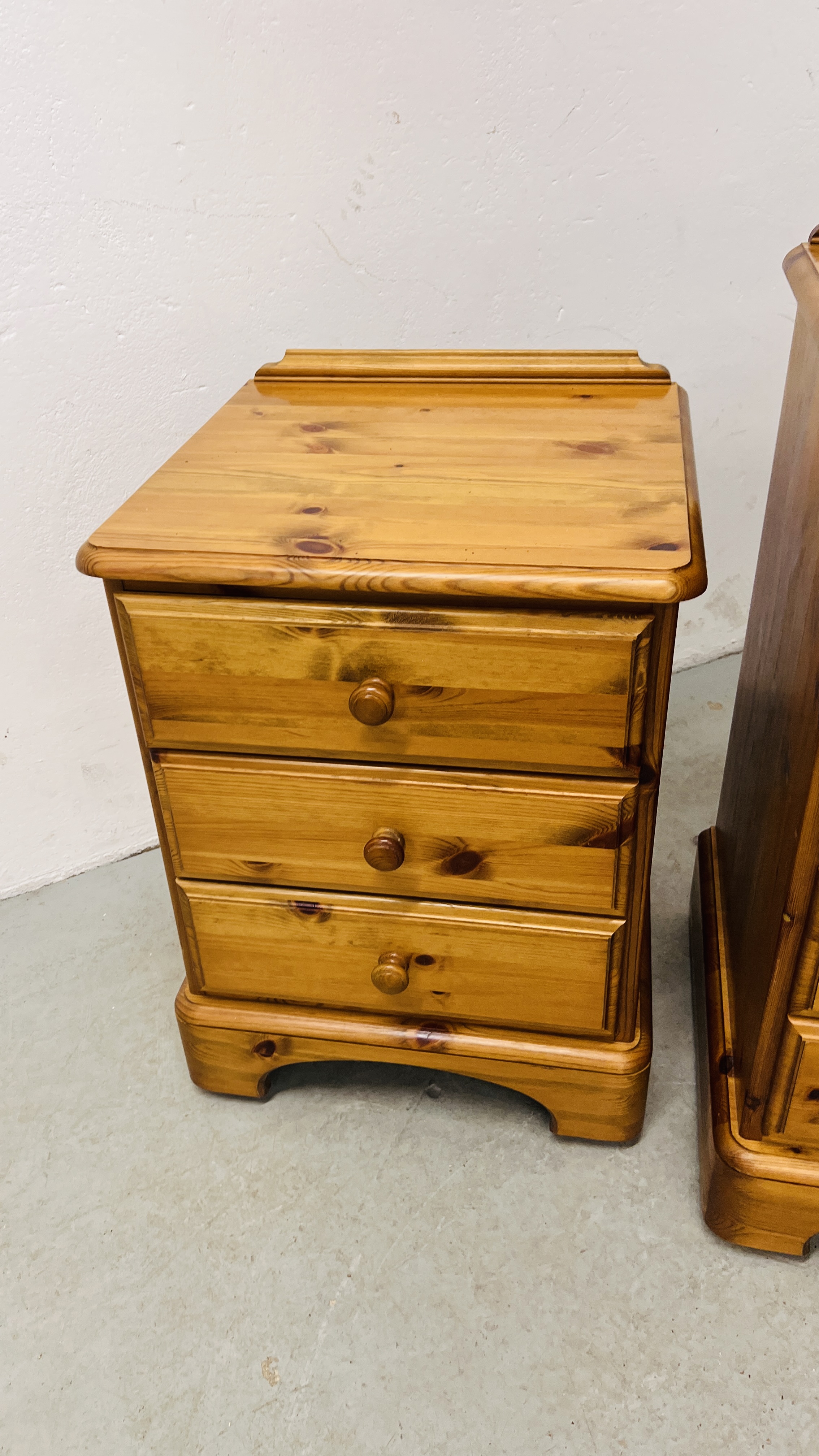 HONEY PINE DUCAL FIVE DRAWER DRESSING TABLE WITH DRESSING MIRROR, - Image 6 of 7