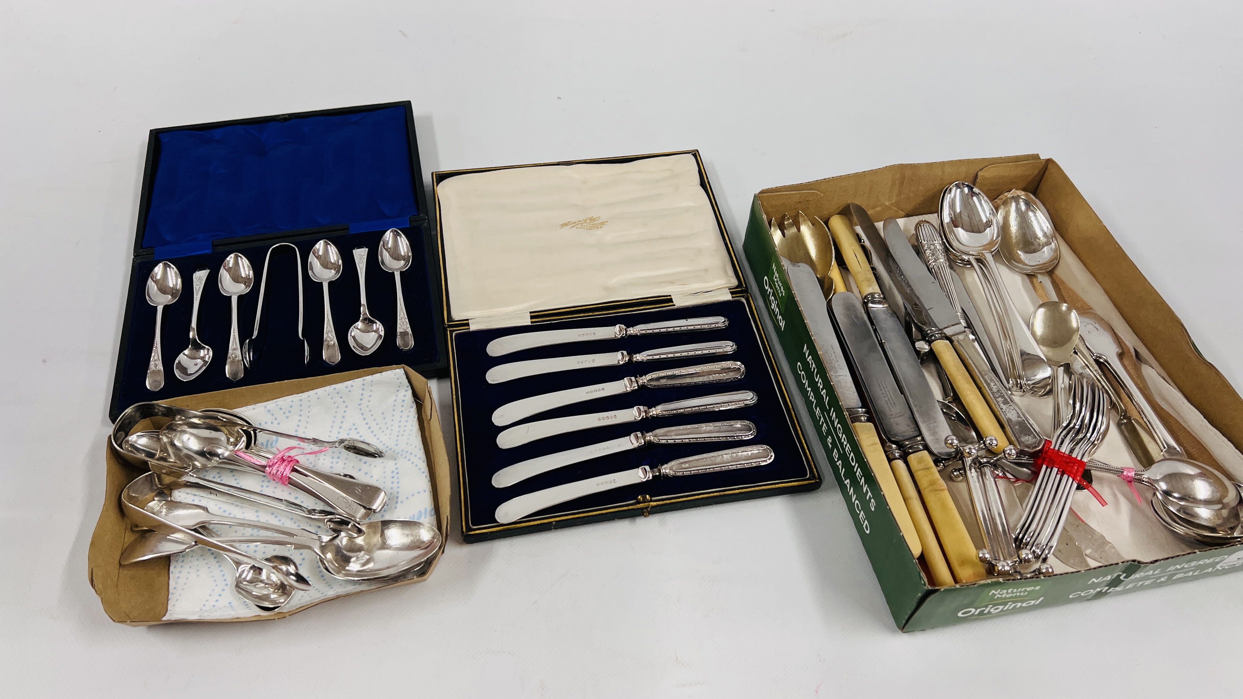 A COLLECTION OF ASSORTED LOOSE SILVER PLATED CUTLERY ALONG WITH A CASED SET OF 6 TEASPOONS AND