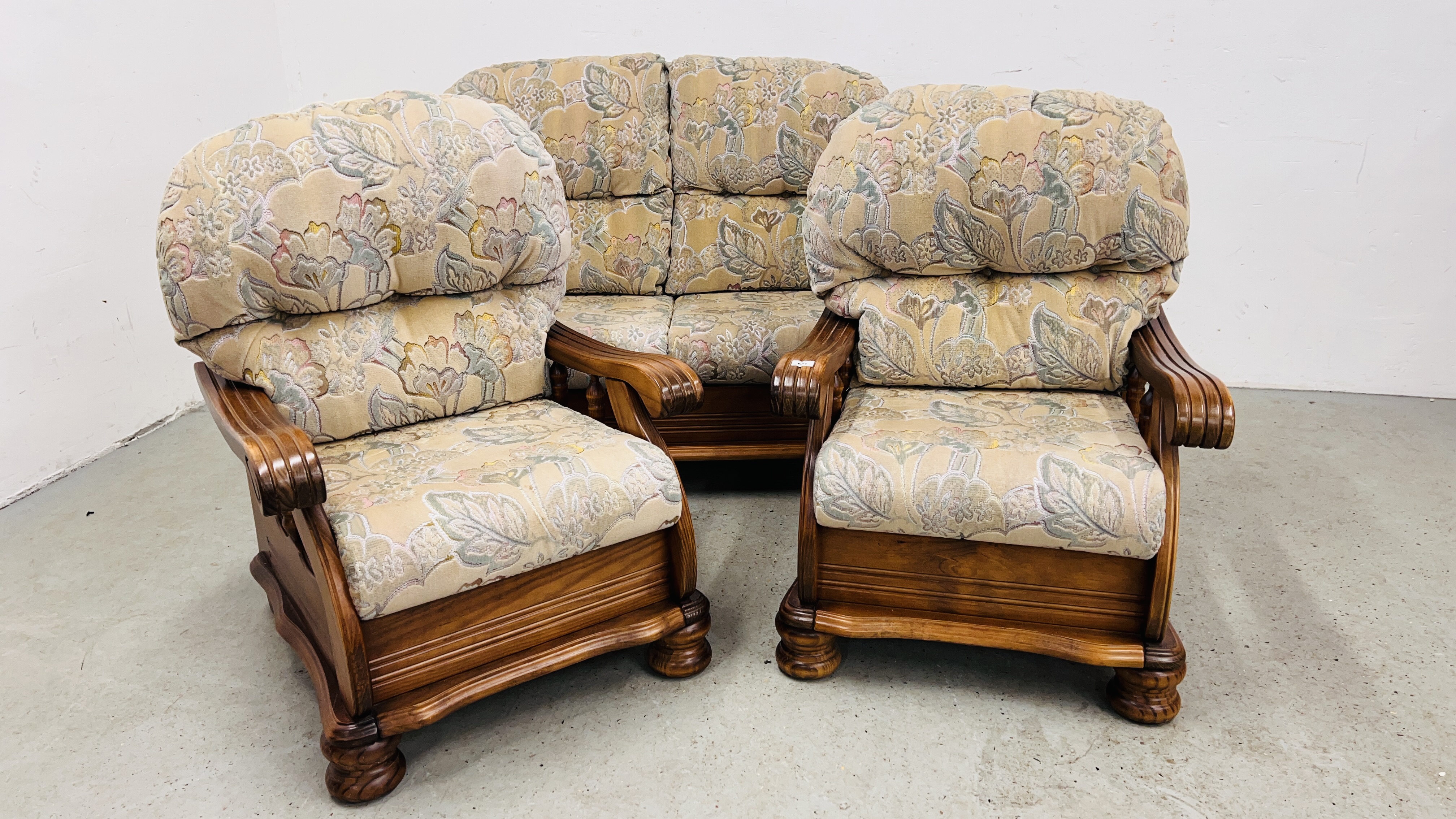 A GOOD QUALITY COTTAGE LOUNGE SUITE WITH HEAVY WOODEN FRAME.