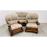 A GOOD QUALITY COTTAGE LOUNGE SUITE WITH HEAVY WOODEN FRAME.