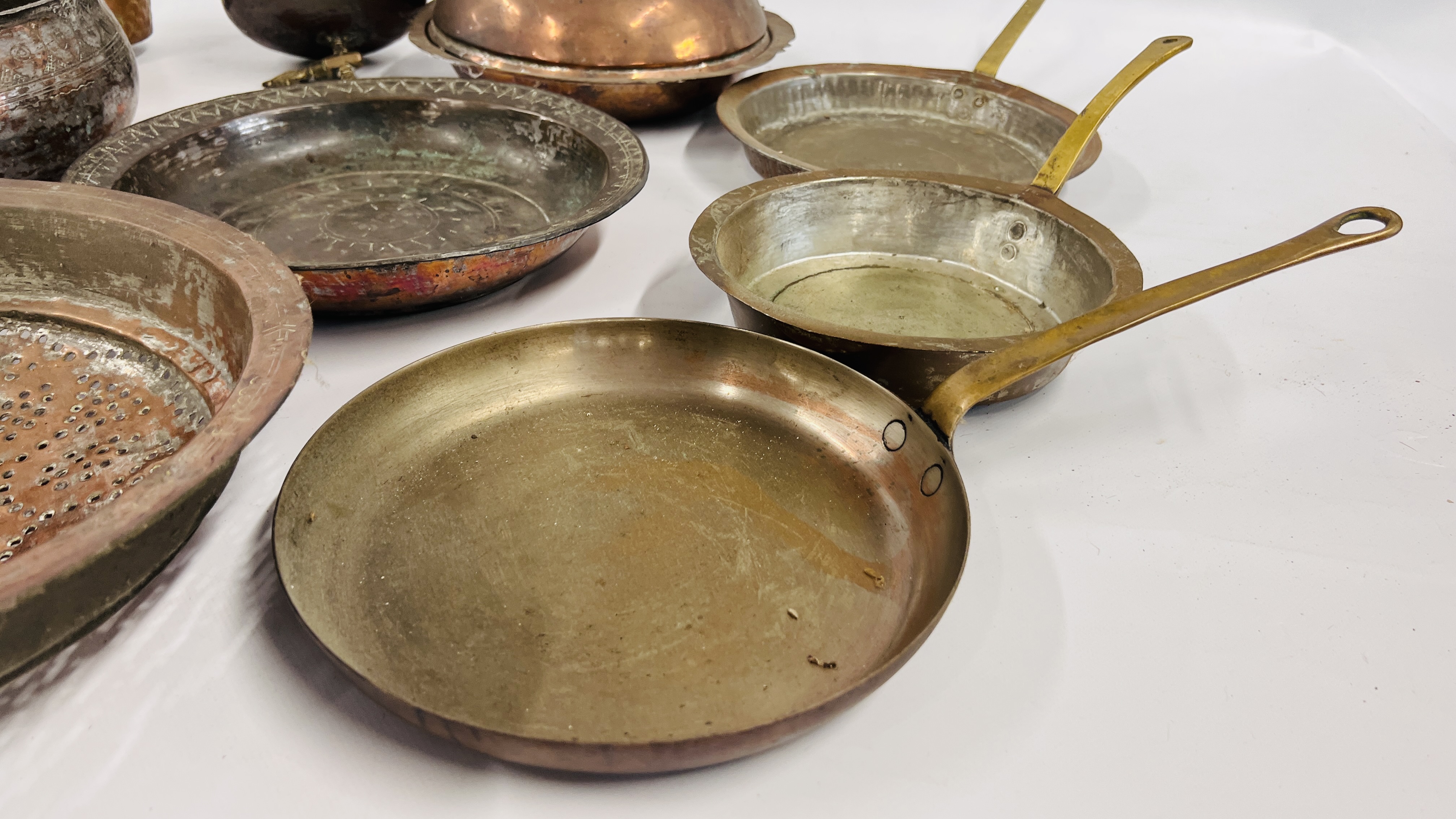 A BOX OF ASSORTED MIDDLE EASTERN AND ASIAN METAL WARE ARTIFACTS COMPRISING PANS, CONTAINER, VESSELS, - Image 11 of 16