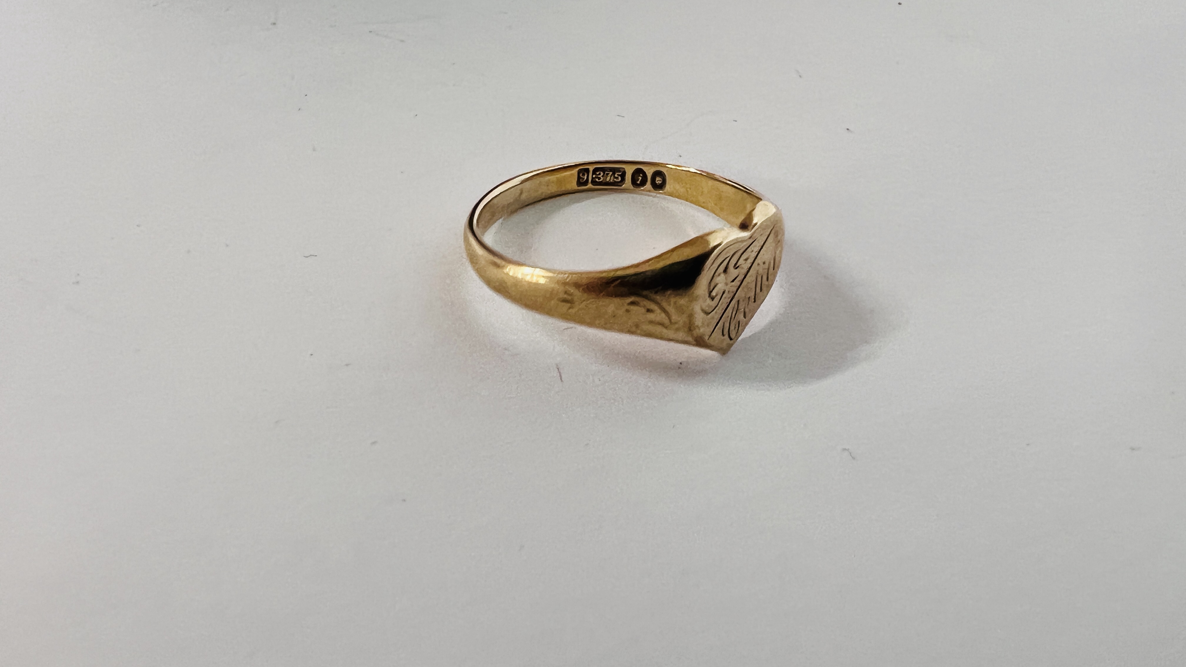 A VINTAGE 9CT GOLD LOVE HEART RING. - Image 2 of 5