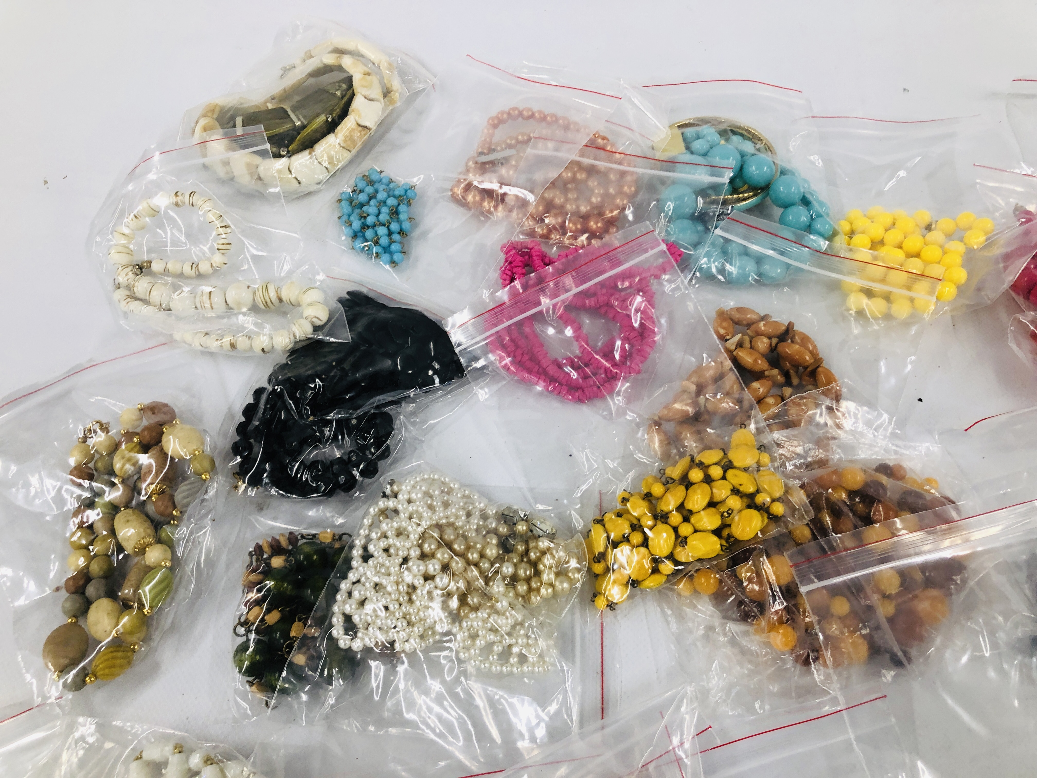 A BOX CONTAINING AN EXTENSIVE COLLECTION OF MODERN AND VINTAGE BEADED NECKLACES ETC. - Image 6 of 7