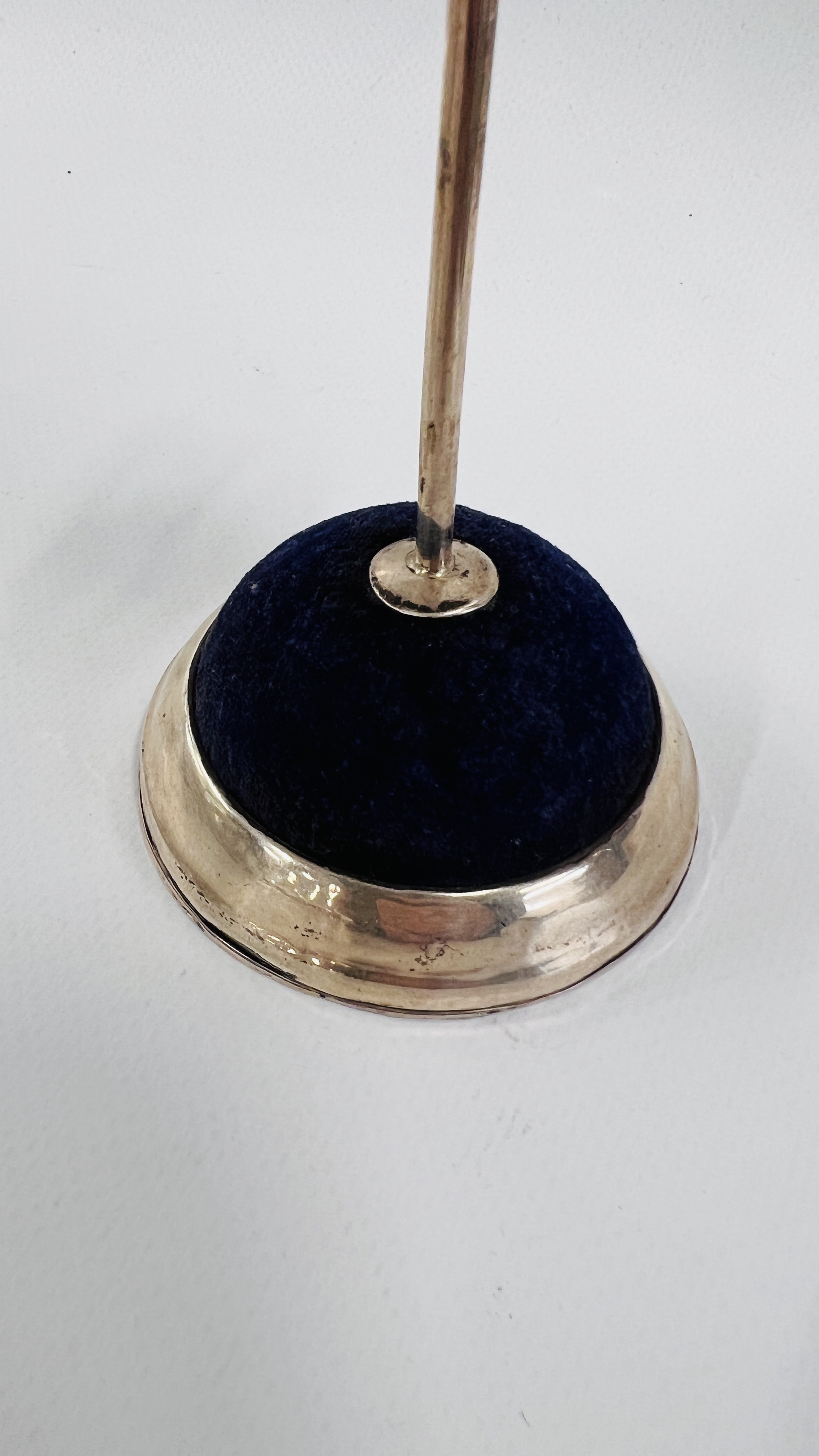 AN ANTIQUE SCOTTISH INSPIRED SILVER HAT PIN STAND, THE FINIAL SET WITH AN AMETHYST COLOURED STONE, - Image 4 of 6