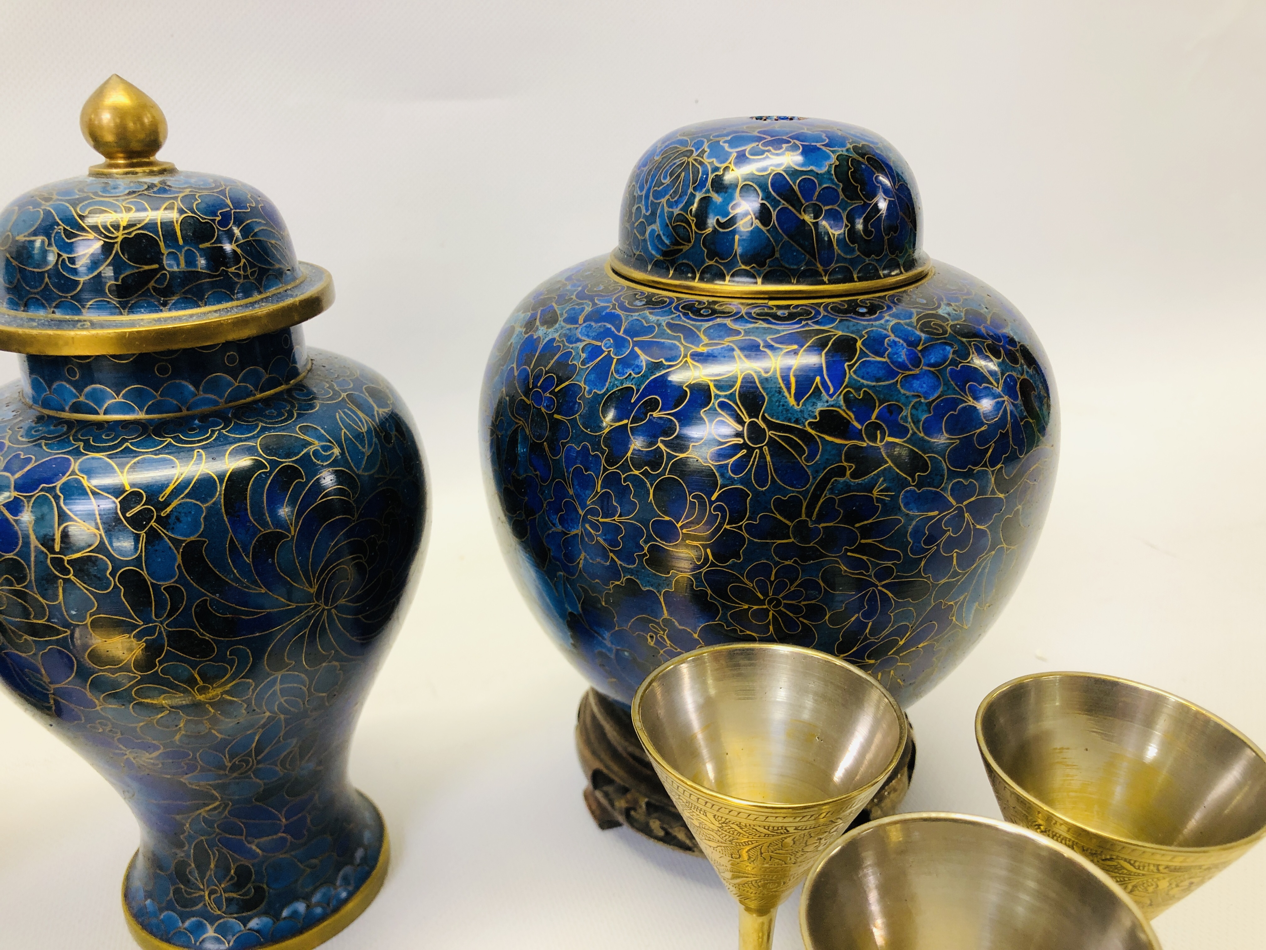 A PAIR OF ORIENTAL BRASS AND BLUE ENAMELLED CLOISONNE COVERED URNS H 20CM AND A PAIR OF MATCHING - Image 7 of 10