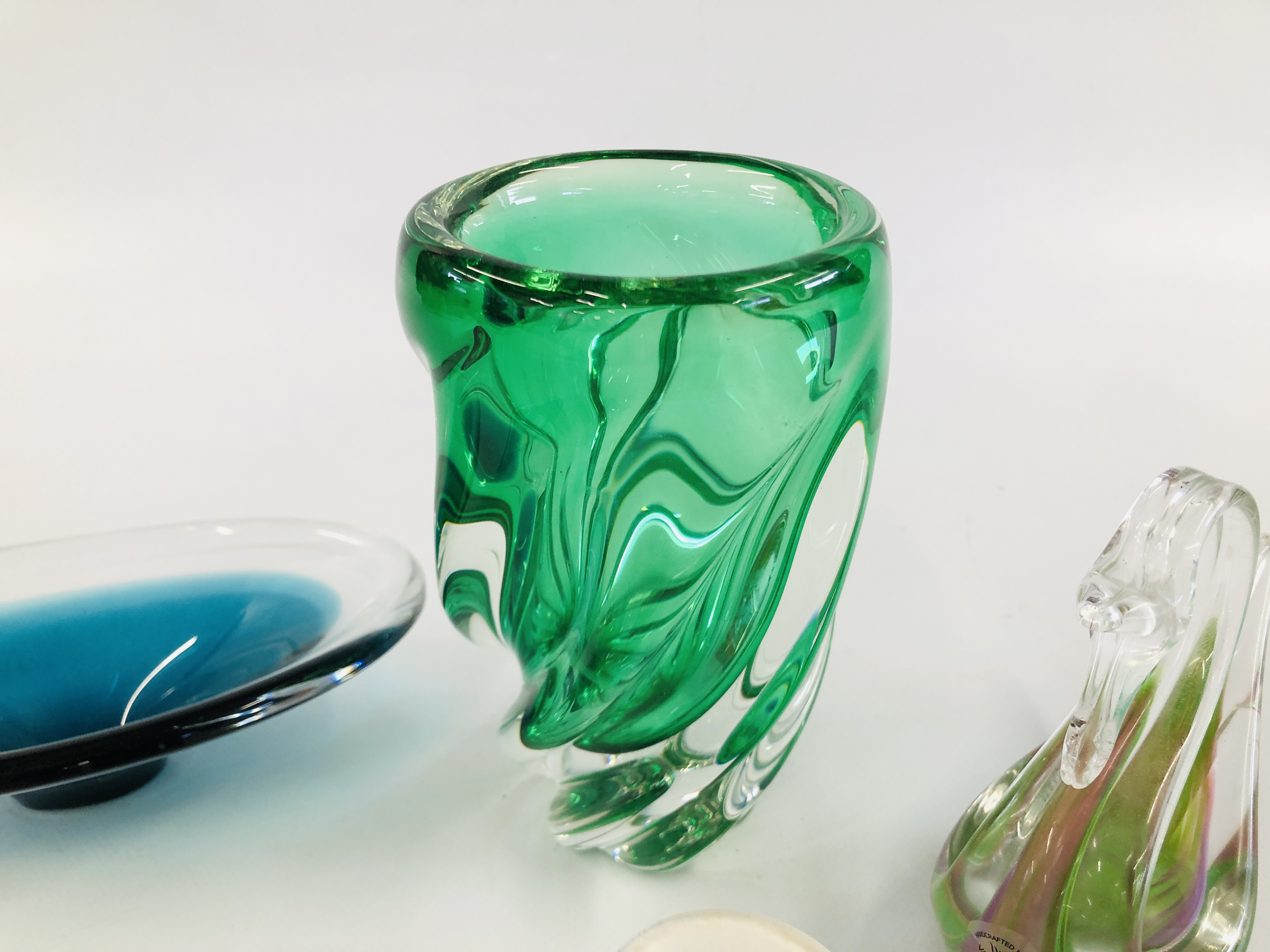 A GROUP OF ART GLASS TO INCLUDE A SMALL STUDIO GLASS VASE MARKED "GOZO" H 7.5CM. - Image 5 of 7