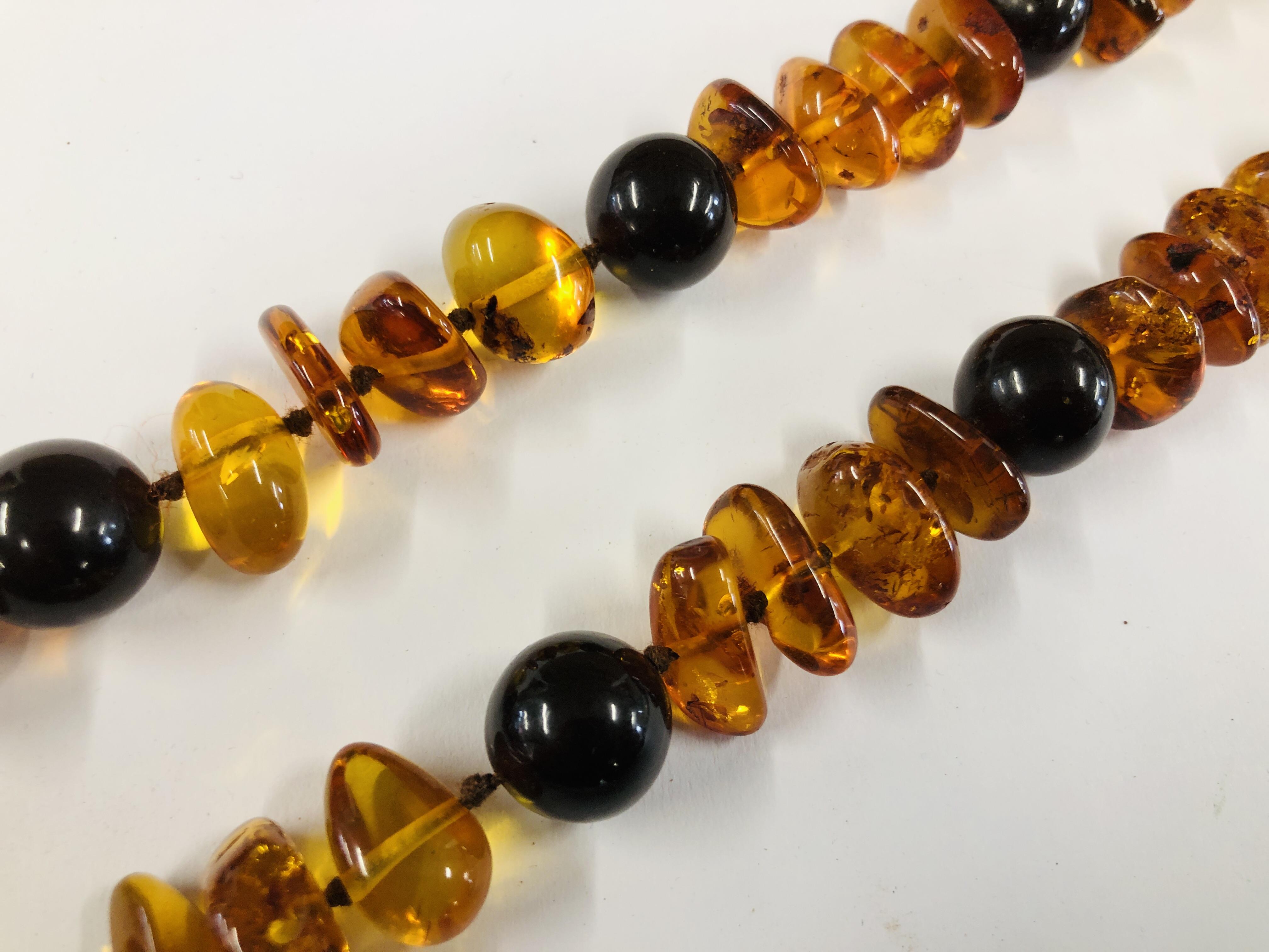 AN IMPRESSIVE STRAND OF POLISHED AMBER L 72CM. - Image 4 of 7