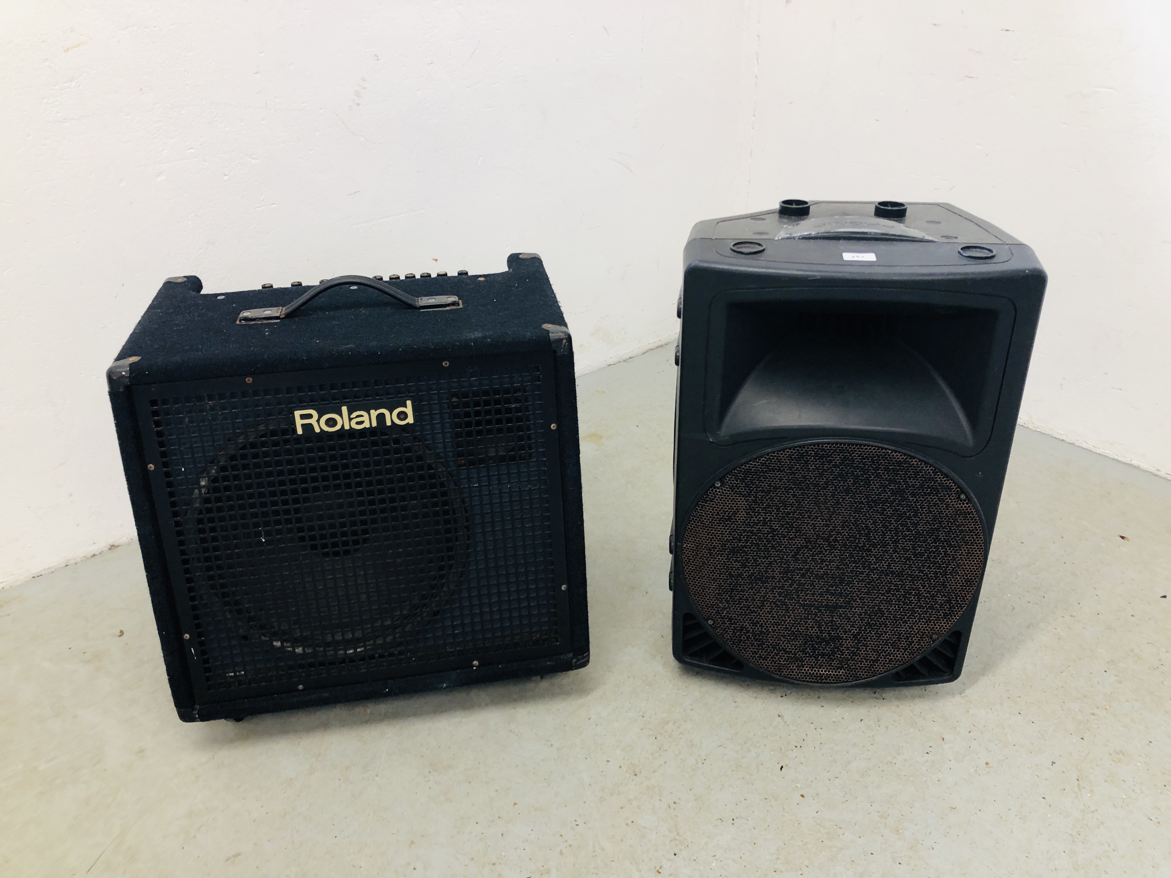 ROLAND KC-500 STEREO MIXING KEYBOARD AMPLIFIER ALONG WITH A PHONIC PA550 POWERED SPEAKER (NO CABLE