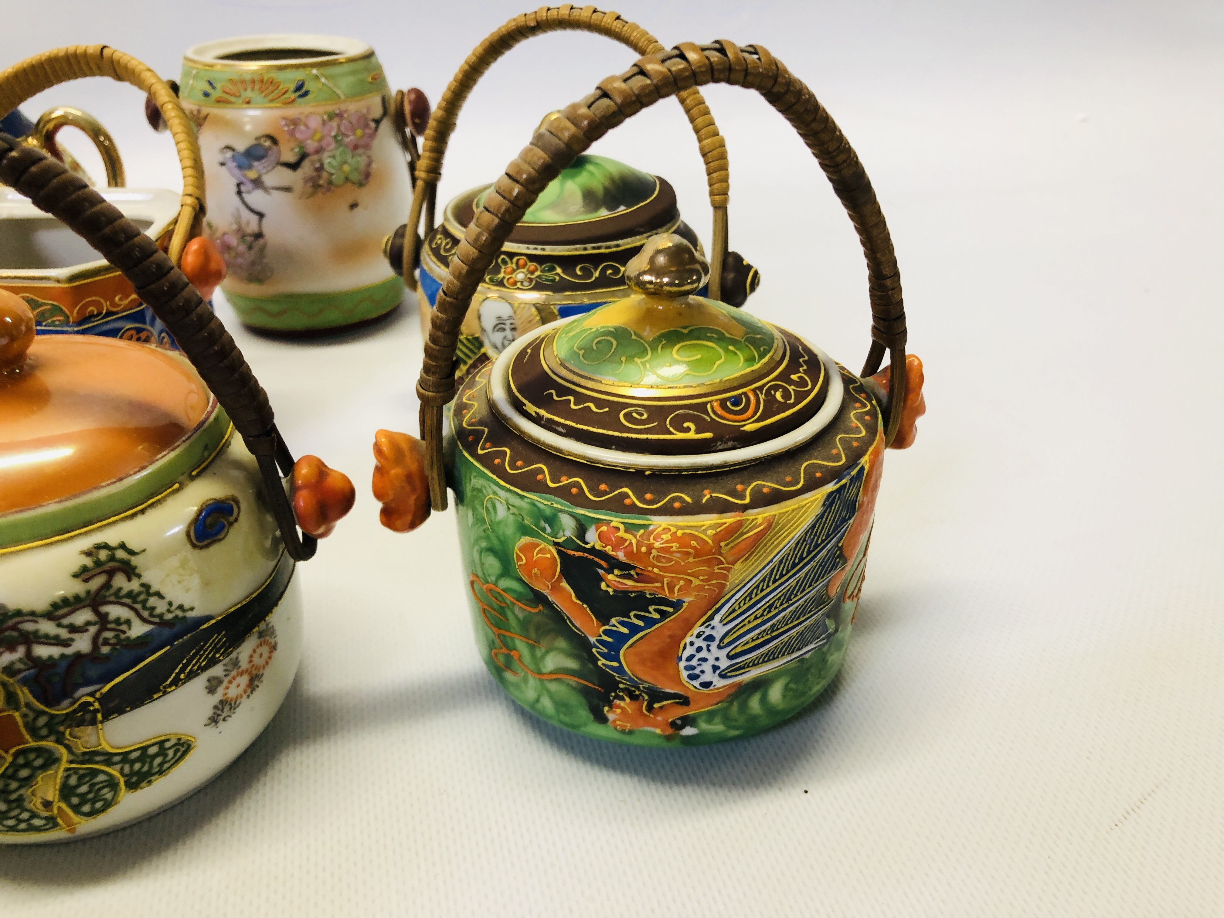 A COLLECTION OF 16 ORIENTAL PATTERN PRESERVE / SUGAR POTS TO INCLUDE SATSUMA EXAMPLES (2 COVERS - Image 7 of 12