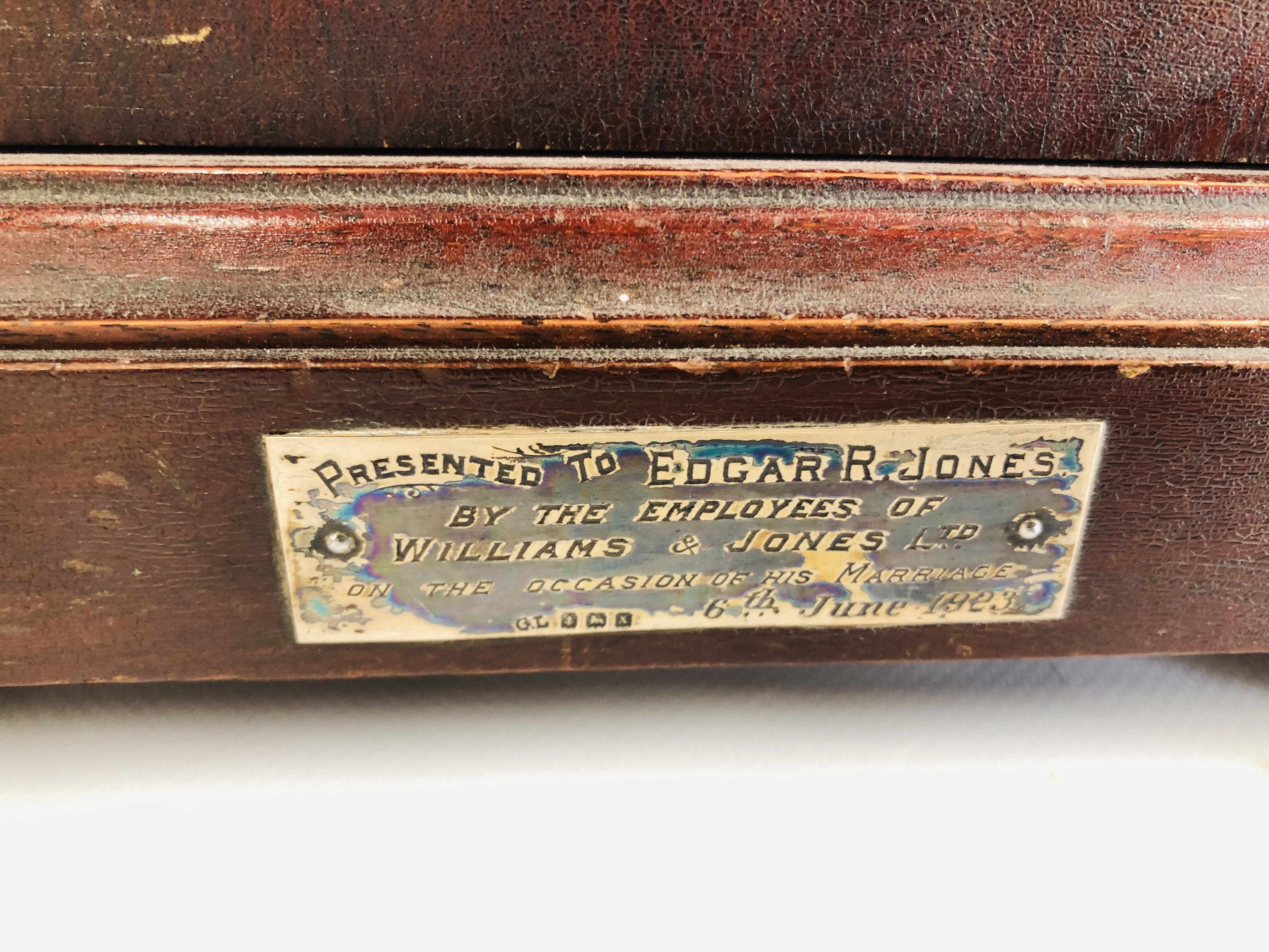 AN ANTIQUE WESTMINSTER CHIMING BRACKET CLOCK, - Image 5 of 9