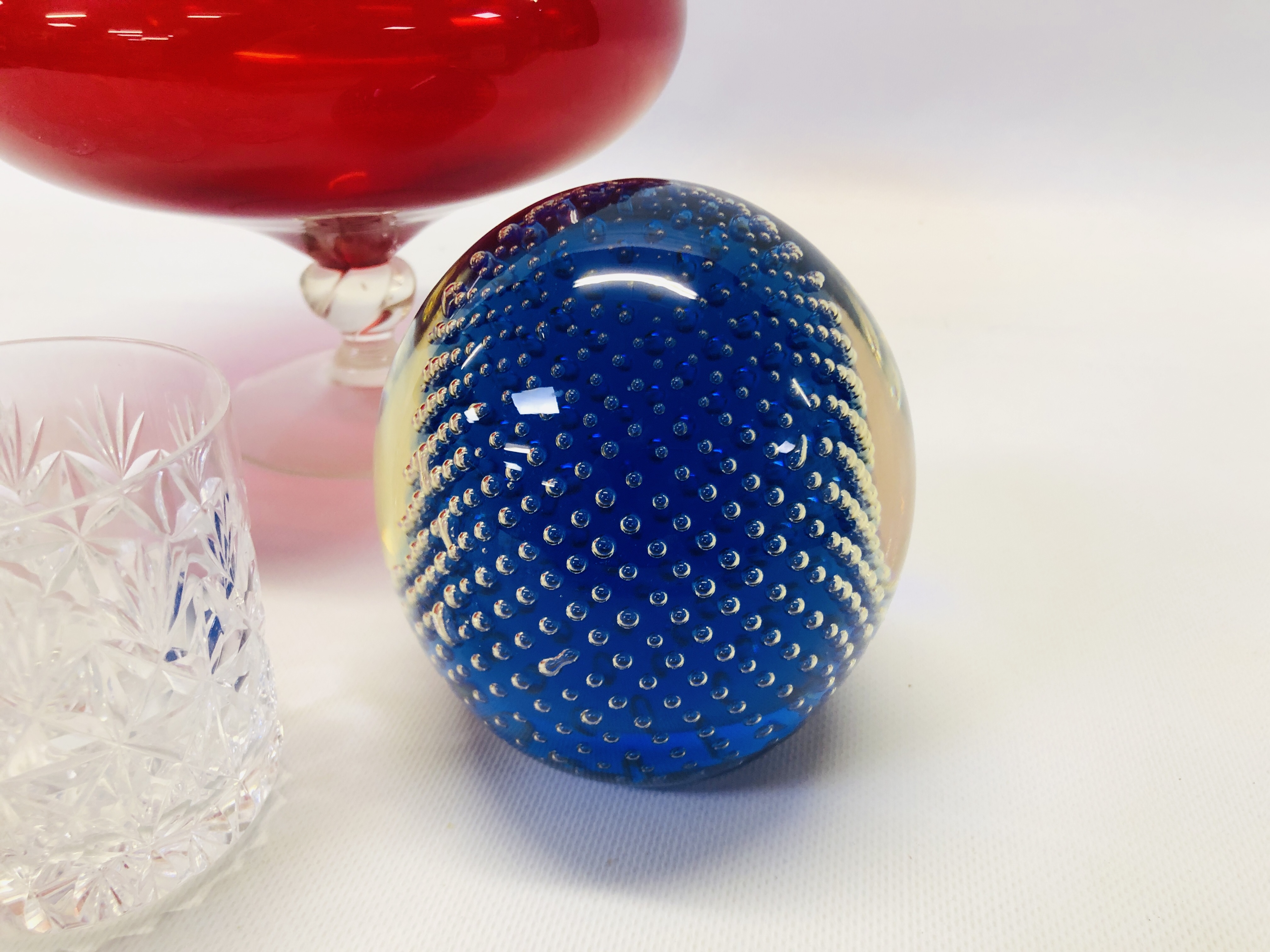 A LARGE ART GLASS PAPERWEIGHT H 12CM ALONG WITH A SET OF 6 CRYSTAL TUMBLERS + RED GLASS SINGLE - Image 2 of 5