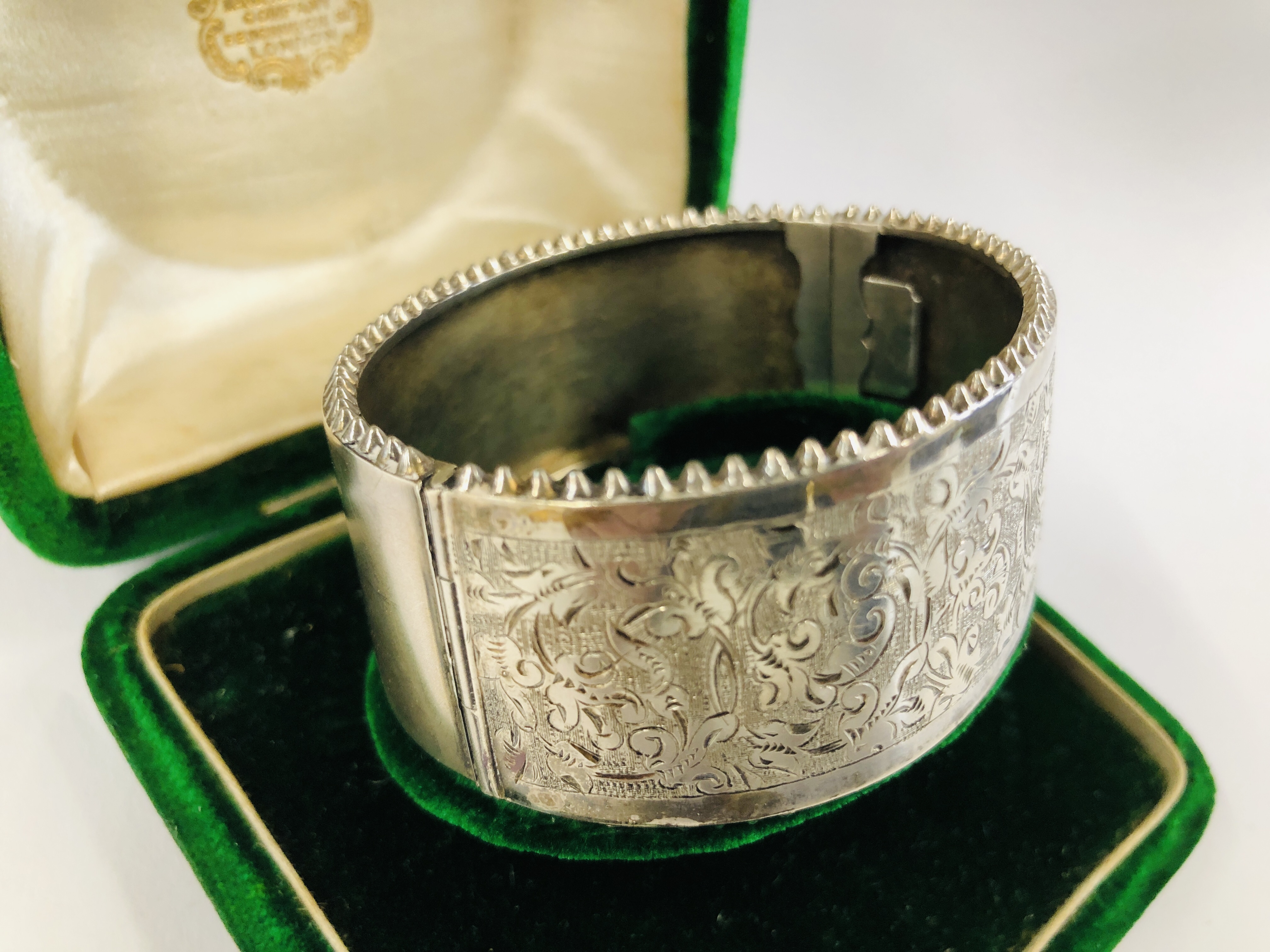 A VINTAGE WHITE METAL ENGRAVED HINGED BANGLE IN AN ANTIQUE GREEN VELVET BOX MARKED "THE ALEX CLARK" - Image 3 of 11