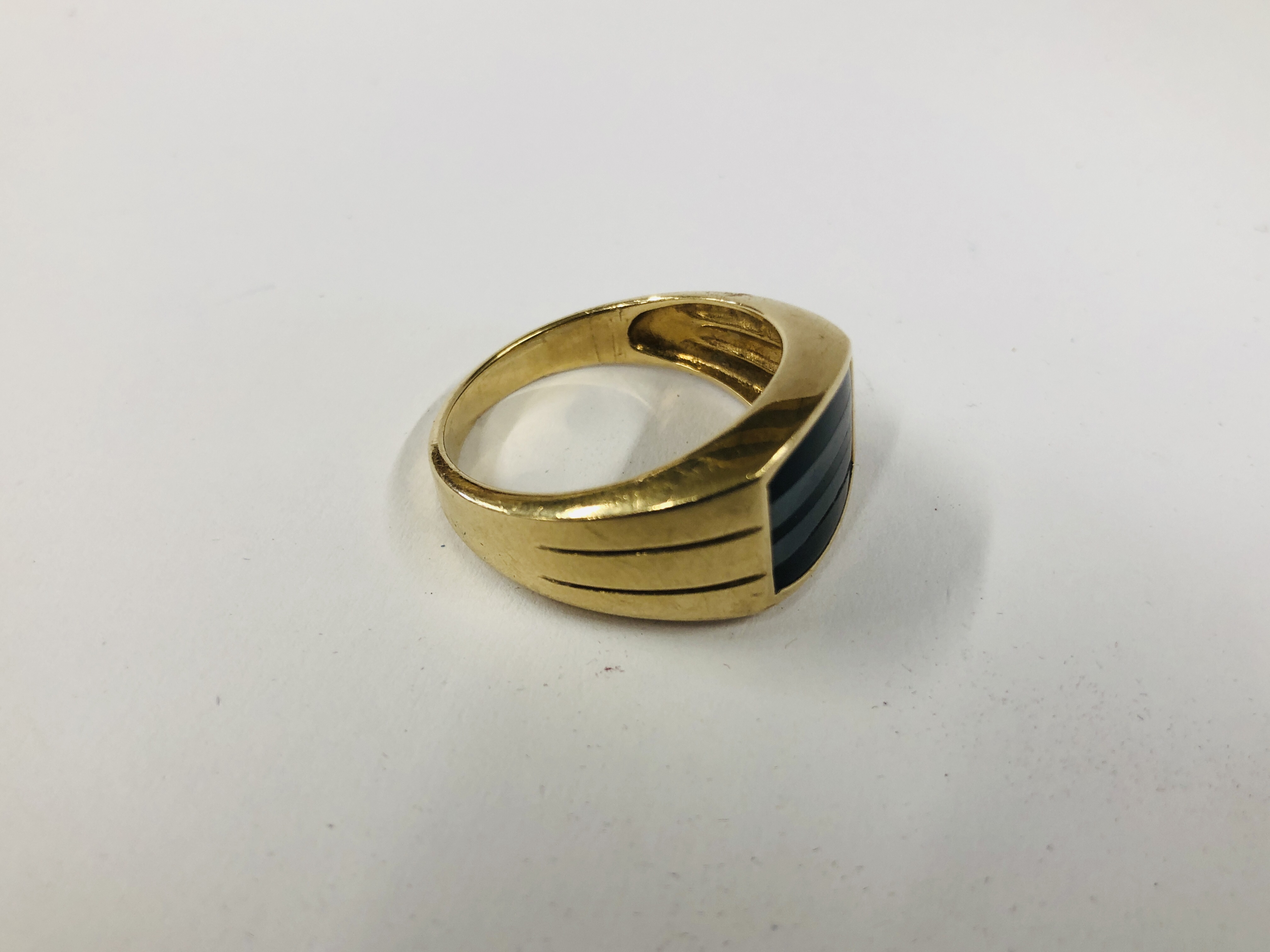 A GENT'S 9CT GOLD ONYX PANEL RING. - Image 4 of 10