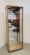 A MODERN MIRRORED BACK 4 TIER GLAZED DISPLAY CABINET WITH LIGHT (WIRE REMOVED) W 65CM X D 33CM X H