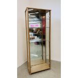 A MODERN MIRRORED BACK 4 TIER GLAZED DISPLAY CABINET WITH LIGHT (WIRE REMOVED) W 65CM X D 33CM X H