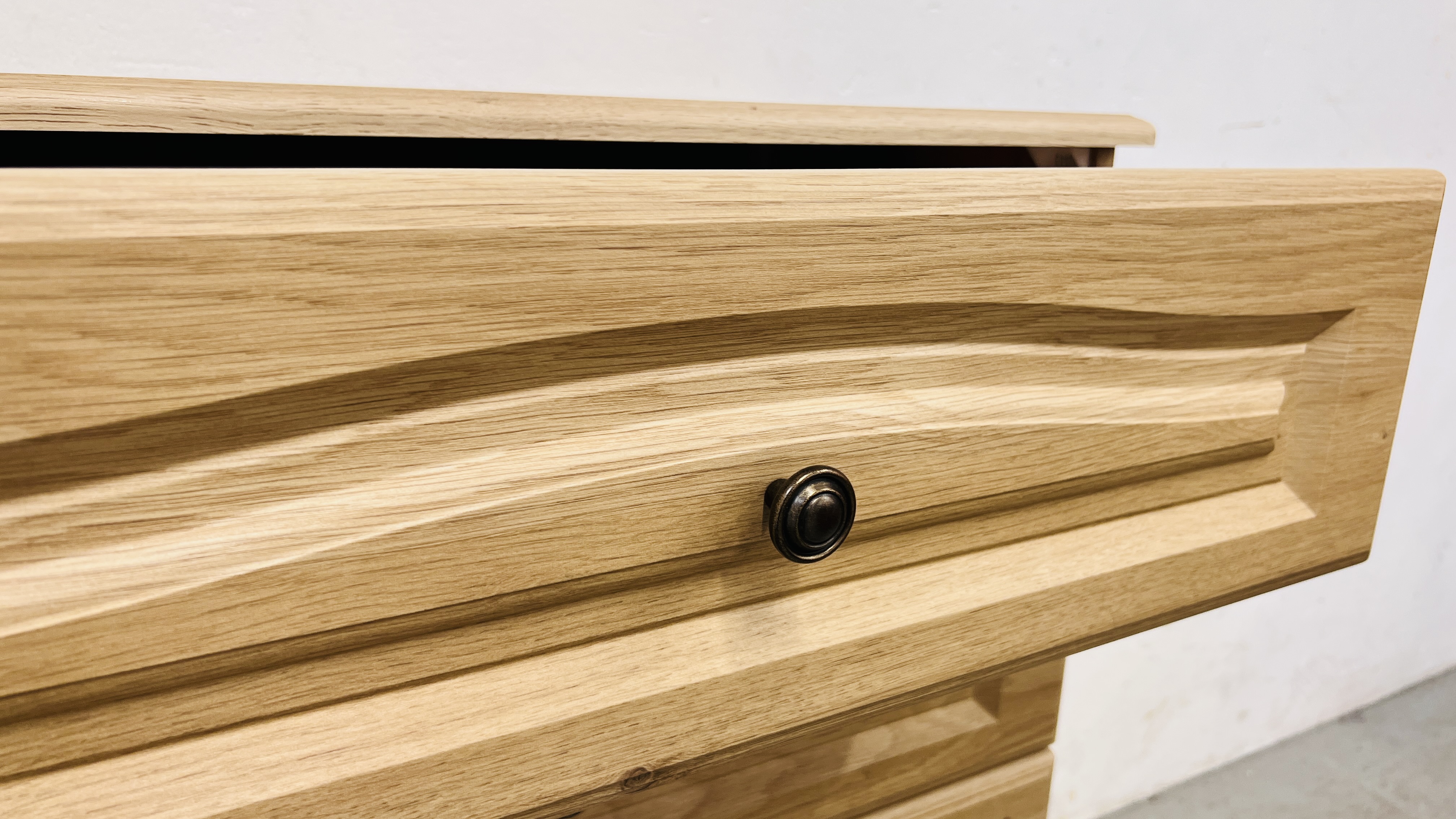 A MODERN LIGHT OAK FINISH FOUR DRAWER BEDROOM CHEST - W 77CM. D 41CM. H 93CM. - Image 7 of 9