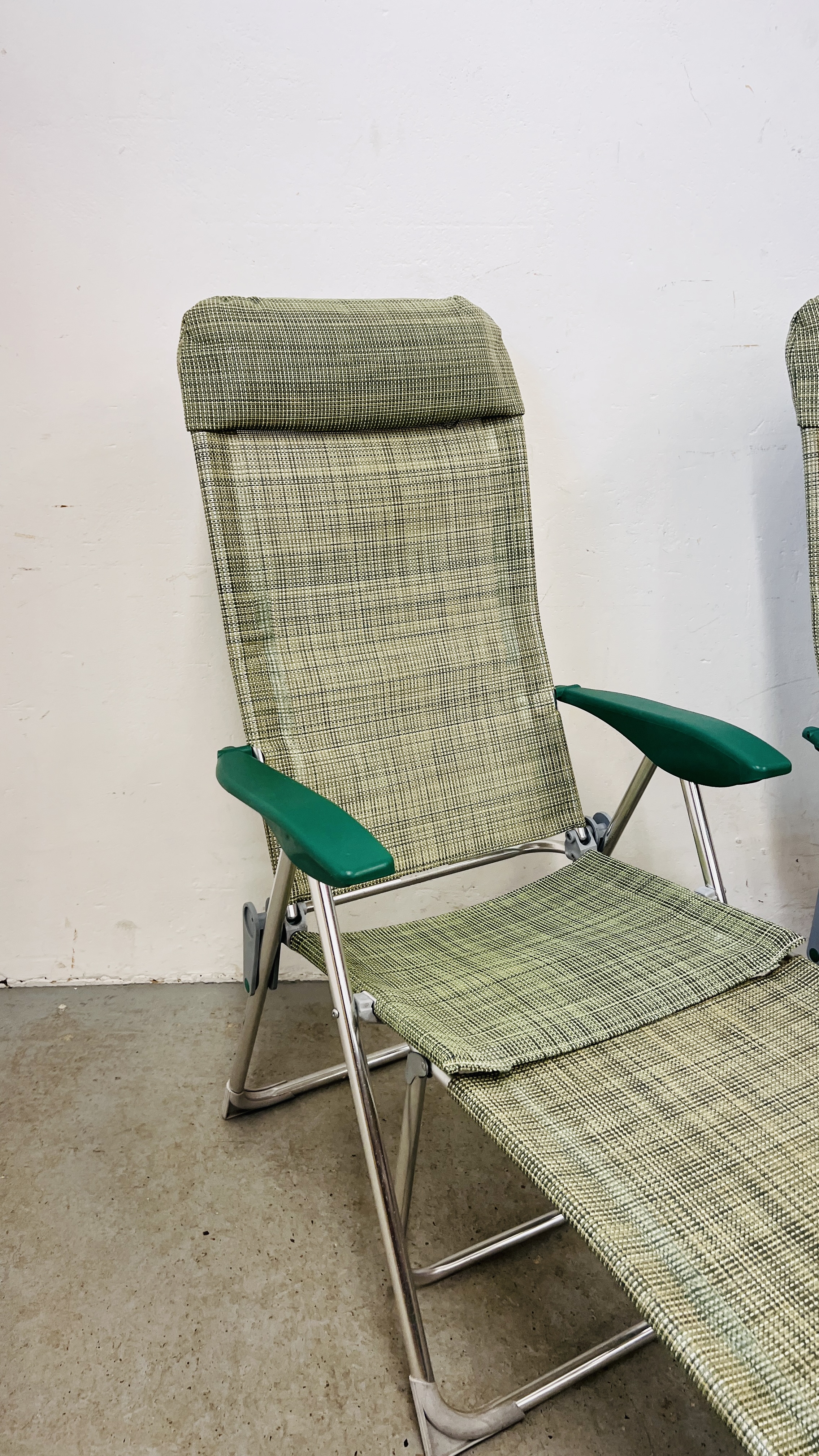 A PAIR OF ALUMINIUM FRAMED FOLDING SUN CHAIRS WITH MATCHING FOLDING FOOT RESTS AND GARDEN PARASOL. - Image 6 of 10