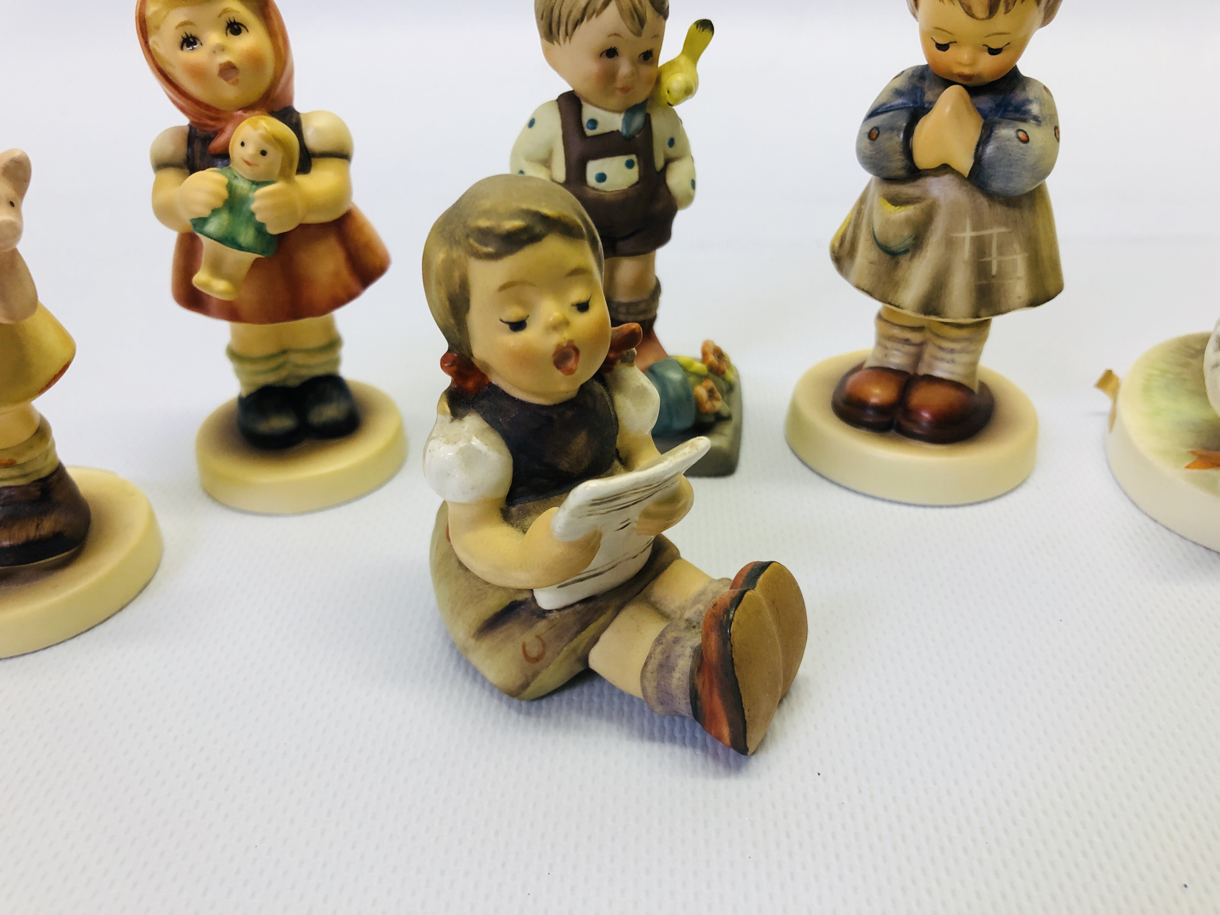 A GROUP OF 8 ASSORTED "GOEBEL" CABINET ORNAMENTS TO INCLUDE "I'M SORRY BH54" AND A SIGNED EXAMPLE - Image 3 of 8