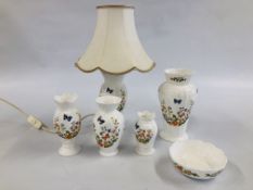 A COLLECTION OF AYNSLEY COTTAGE GARDEN TO INCLUDE A TABLE LAMP, 4 VASES AND A BOWL.