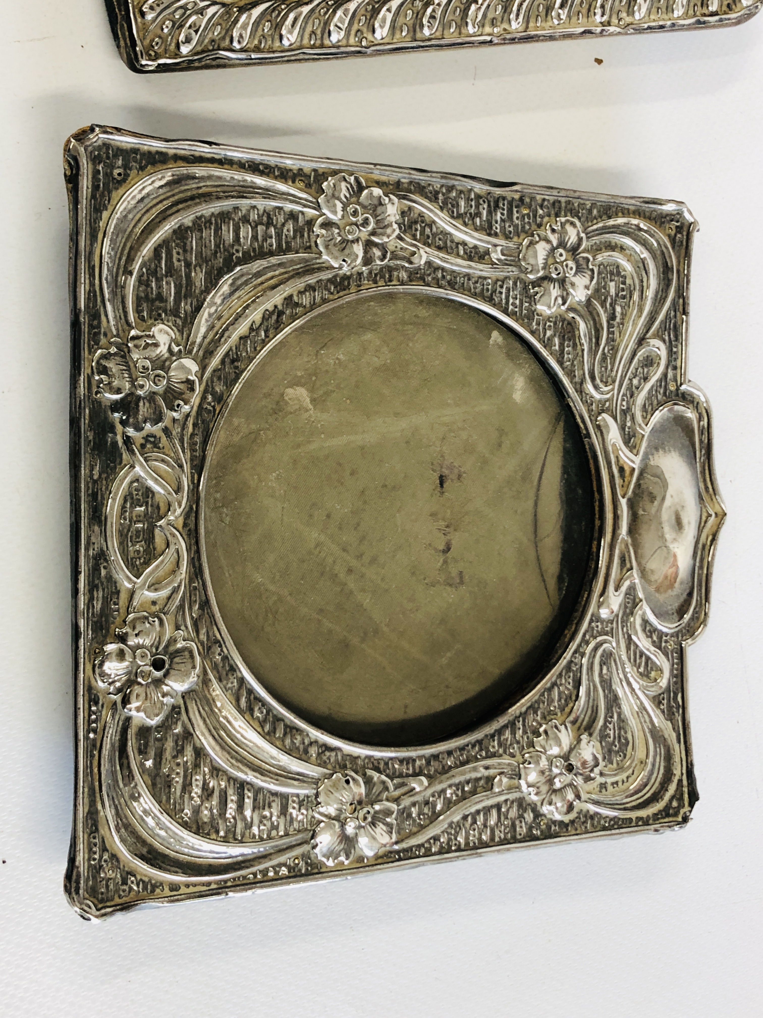 A GROUP OF FOUR ANTIQUE SILVER PHOTO FRAMES TO INCLUDE AN ART NOUVEAU EXAMPLE - Image 4 of 14