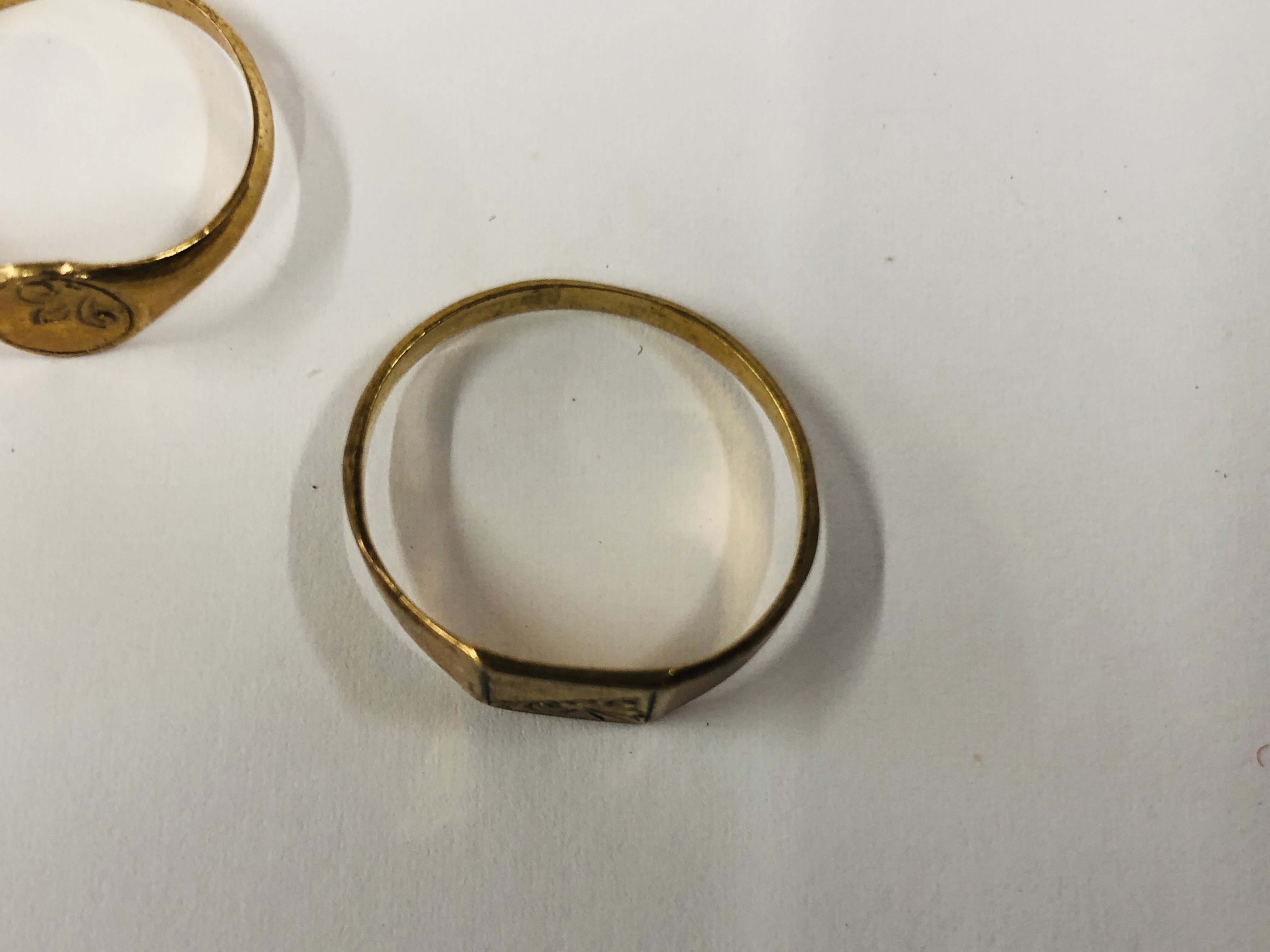 A GROUP OF 3 9CT GOLD RINGS TO INCLUDE A BLACK OVAL HARDSTONE EXAMPLE. - Image 3 of 12