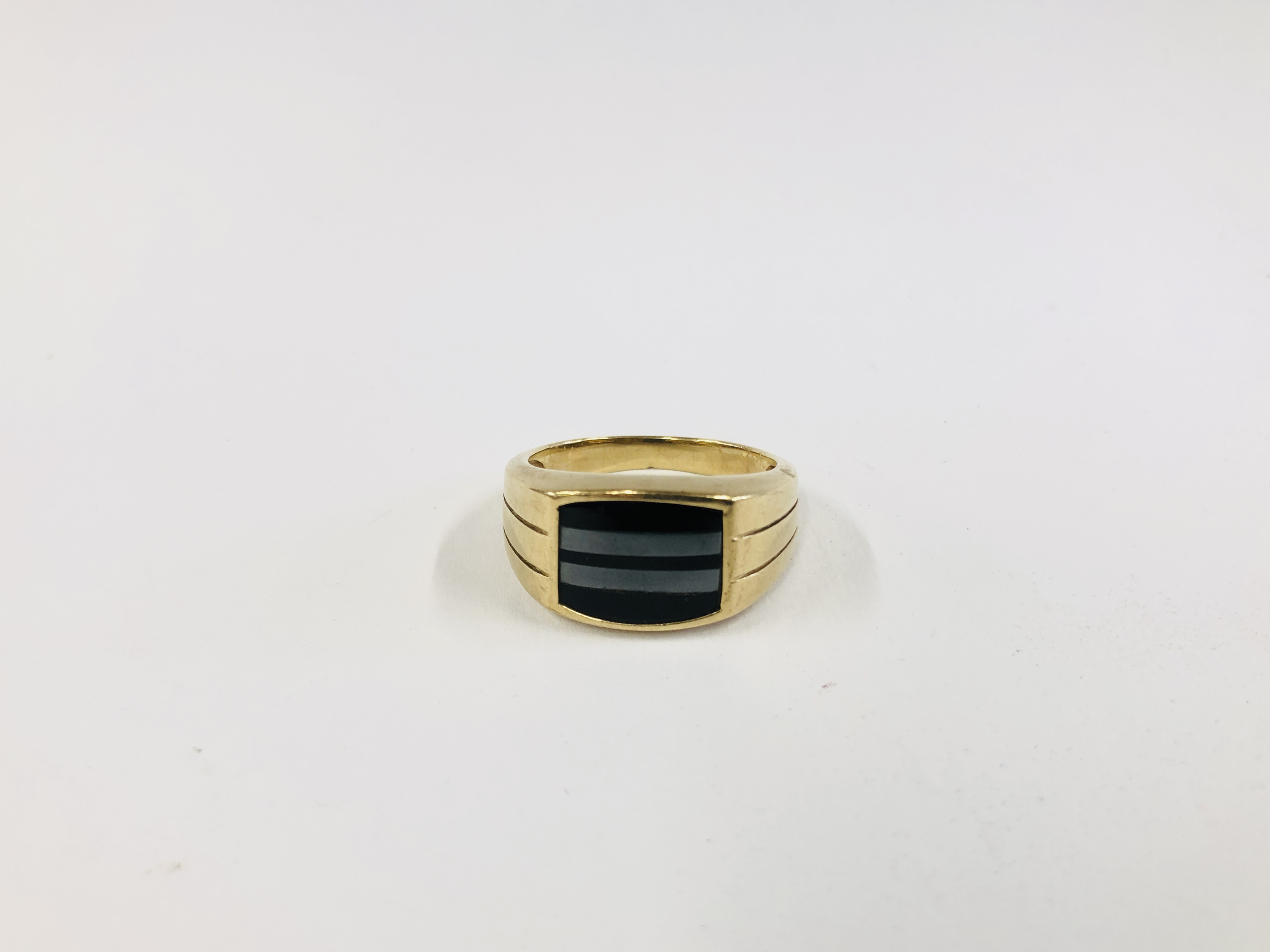 A GENT'S 9CT GOLD ONYX PANEL RING. - Image 2 of 10