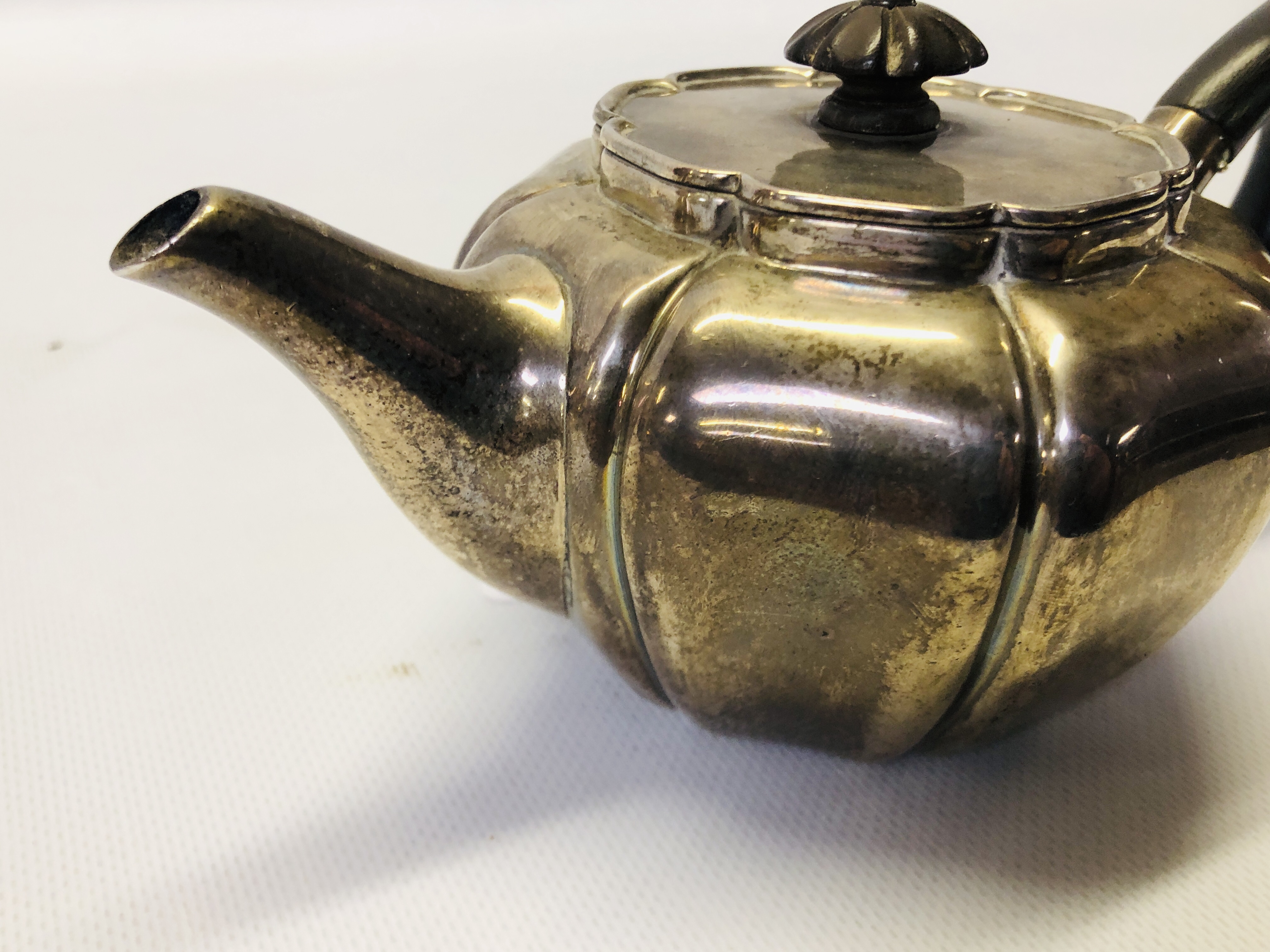 AN EDWARDIAN SILVER TEAPOT BY JOHN VANDER, LON. - Image 5 of 15