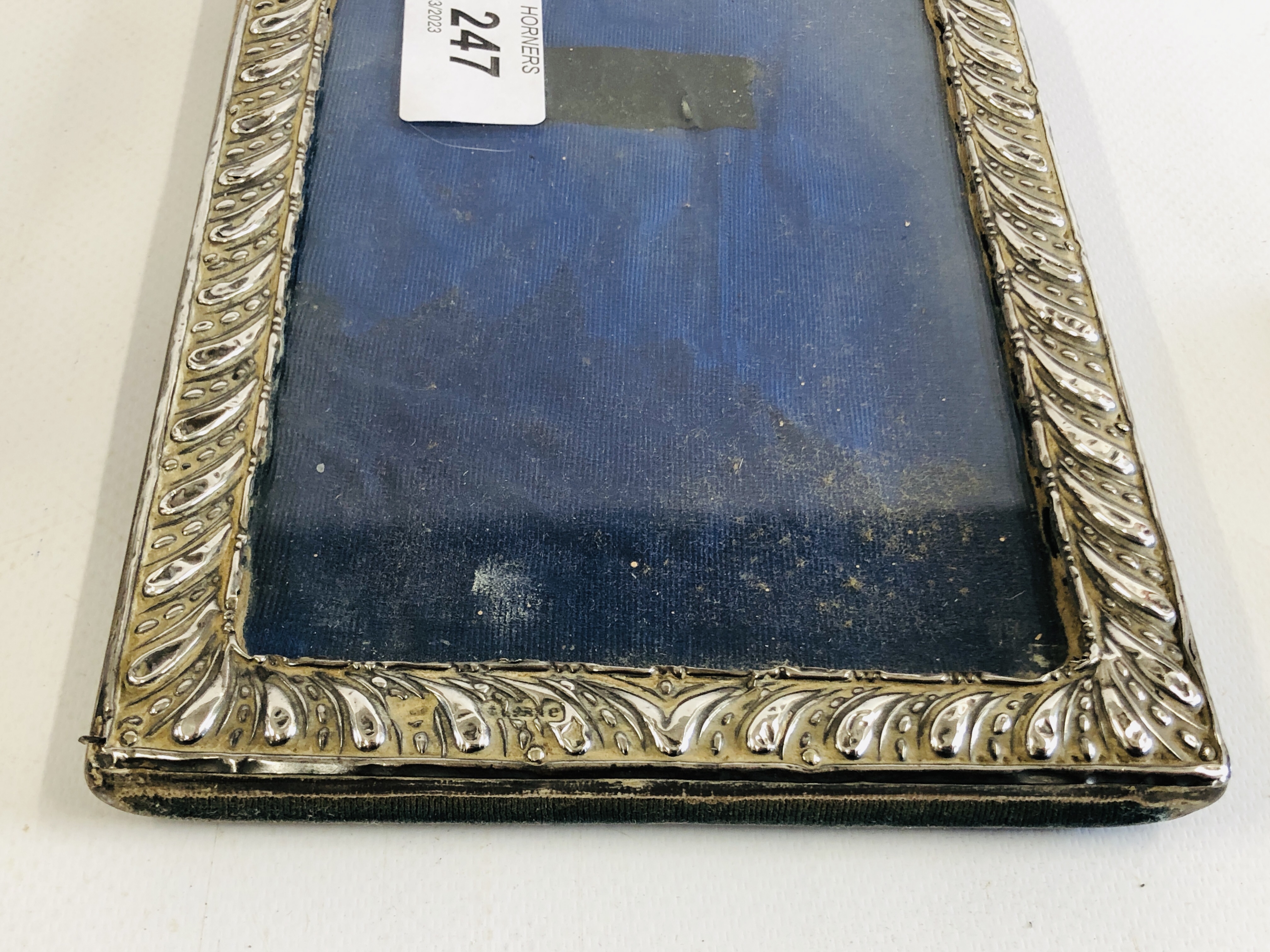 A GROUP OF FOUR ANTIQUE SILVER PHOTO FRAMES TO INCLUDE AN ART NOUVEAU EXAMPLE - Image 11 of 14