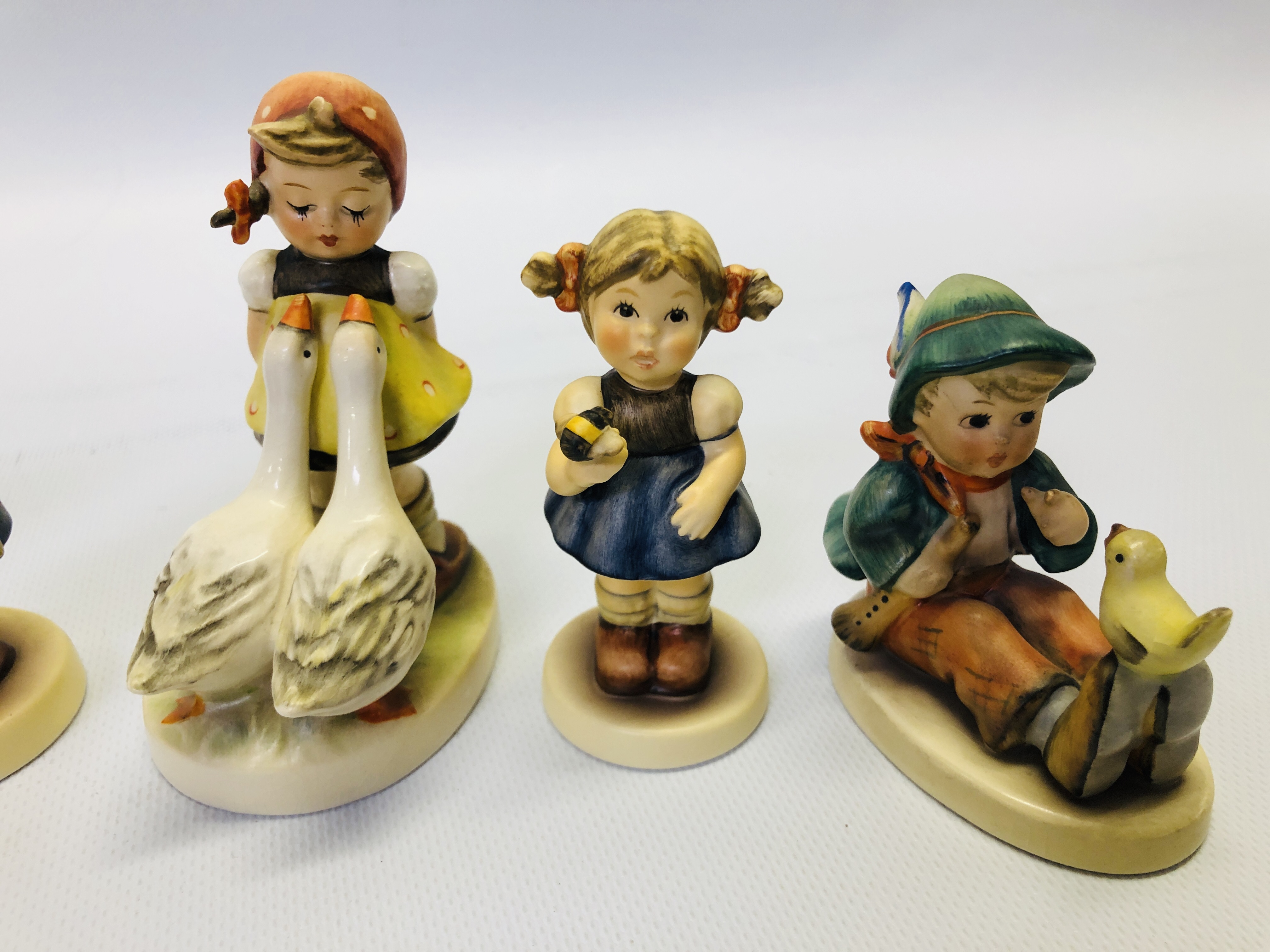 A GROUP OF 8 ASSORTED "GOEBEL" CABINET ORNAMENTS TO INCLUDE "I'M SORRY BH54" AND A SIGNED EXAMPLE - Image 5 of 8