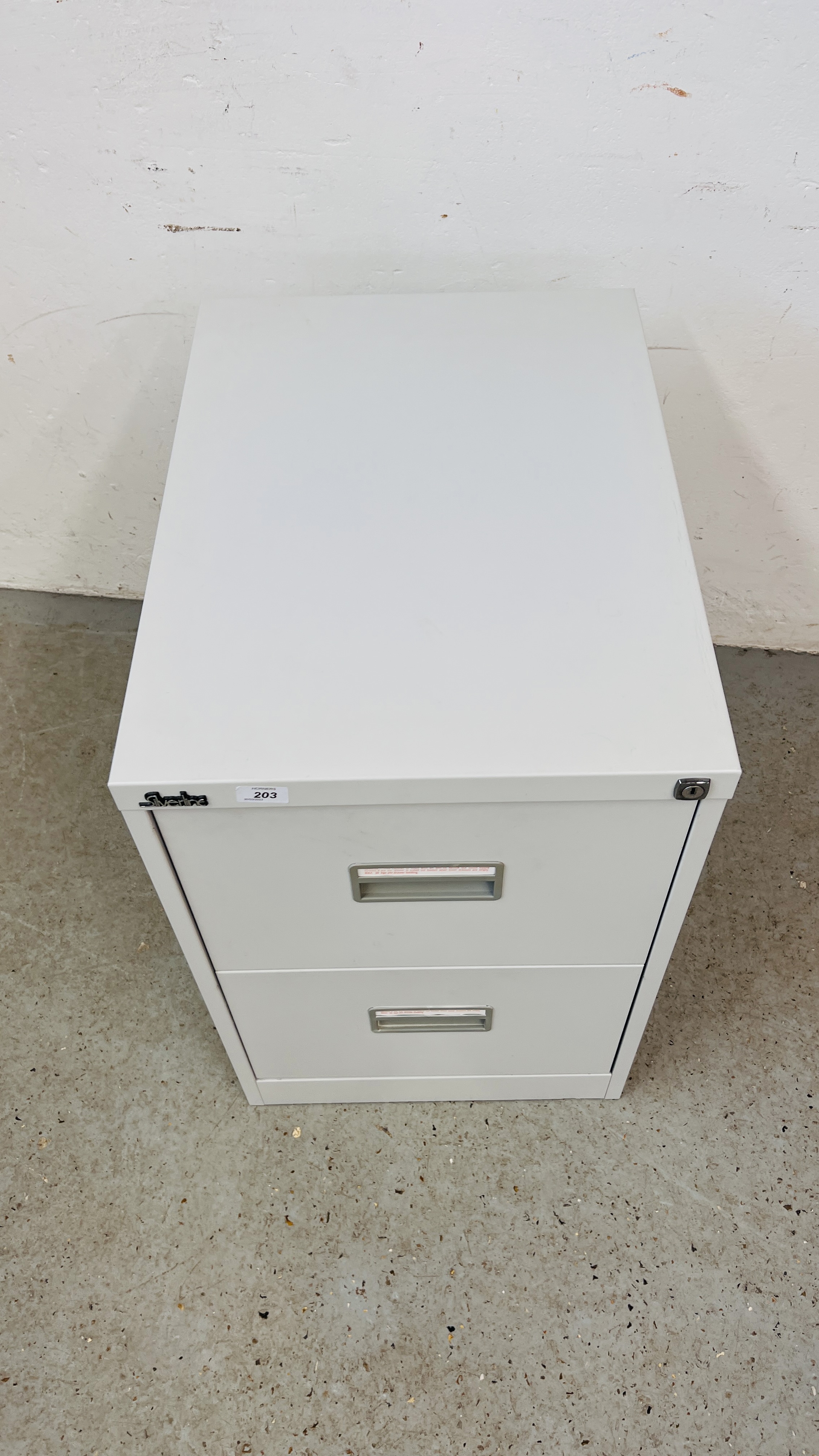 A STEEL SILVER LINE TWO DRAWER FLING CABINET. - Image 4 of 5