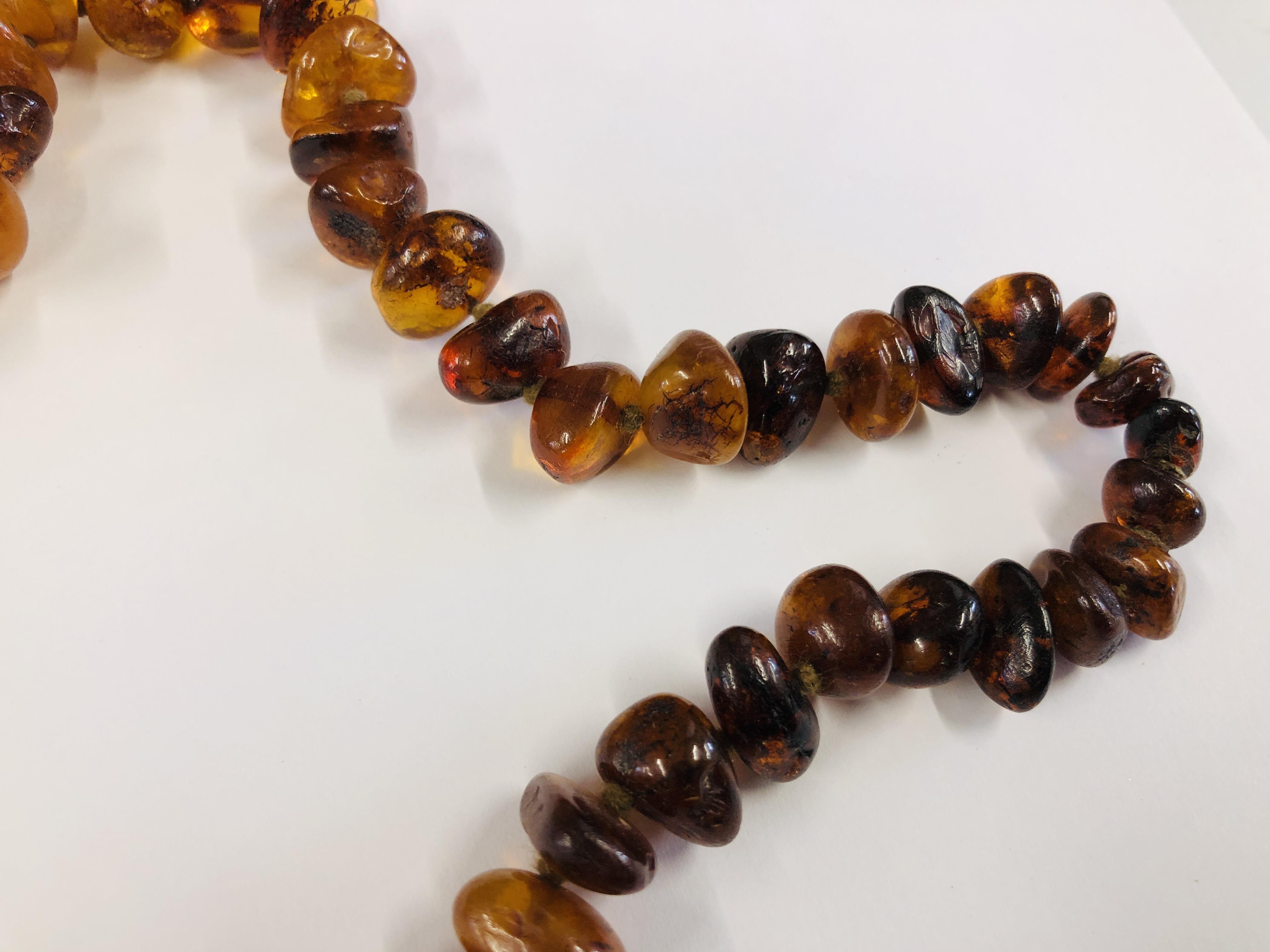 AN IMPRESSIVE STRAND OF POLISHED AMBER L 94CM. - Image 6 of 13