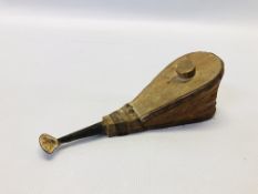 A SMALL VINTAGE BELLOWS FOR POWDERING A WIG - L 19CM.